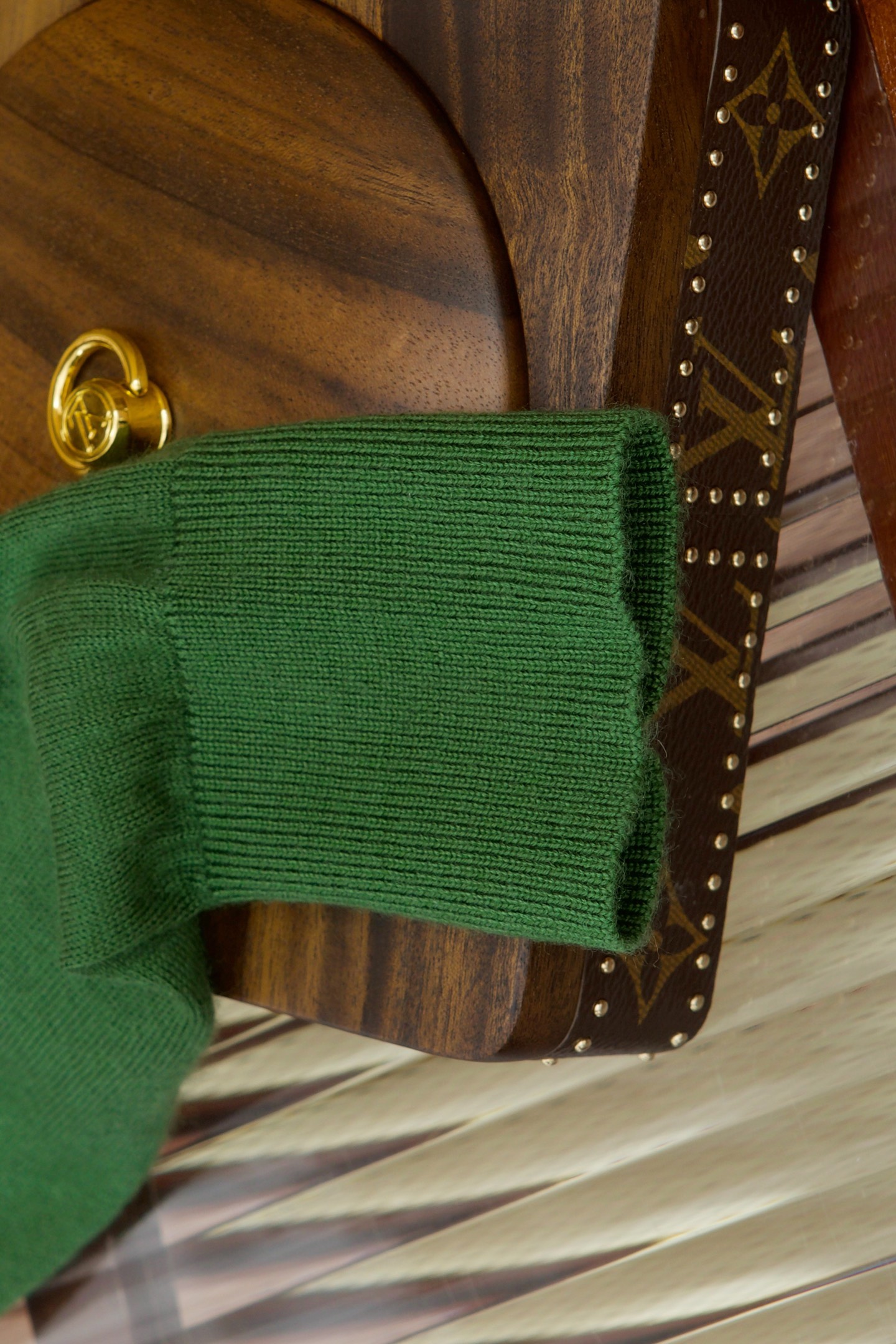 New#🟥lP🆕 翻领羊毛衫，用细腻纤维编织时光韵味，于一针一线间，诉说永恒优雅，在男士高端针织服饰领域