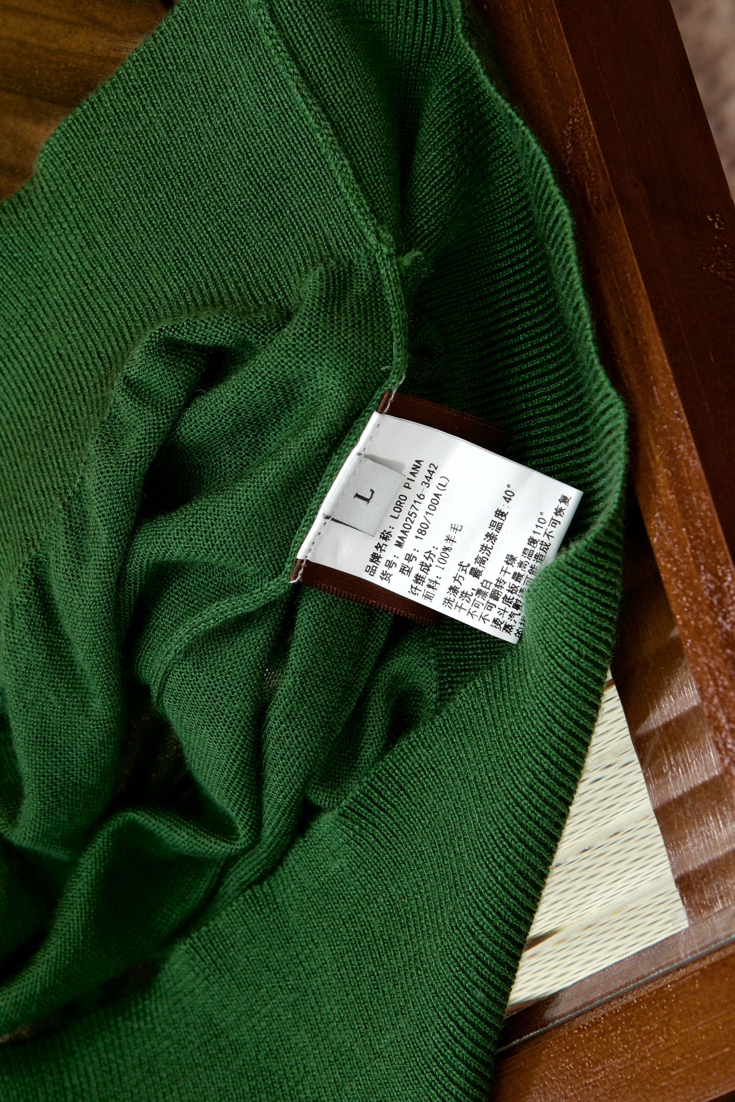 New#🟥lP🆕 翻领羊毛衫，用细腻纤维编织时光韵味，于一针一线间，诉说永恒优雅，在男士高端针织服饰领域