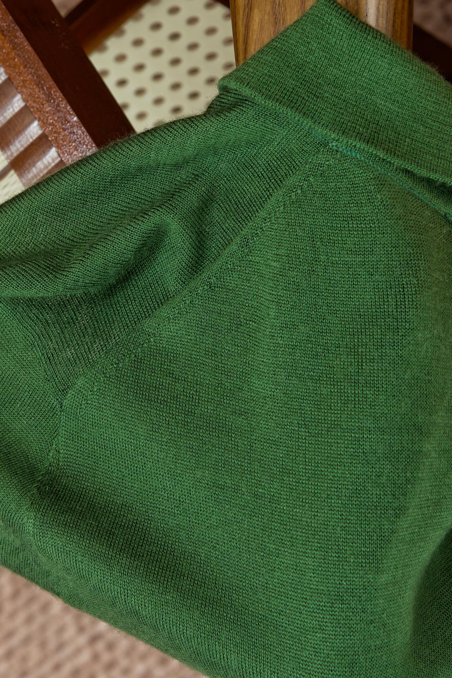 New#🟥lP🆕 翻领羊毛衫，用细腻纤维编织时光韵味，于一针一线间，诉说永恒优雅，在男士高端针织服饰领域