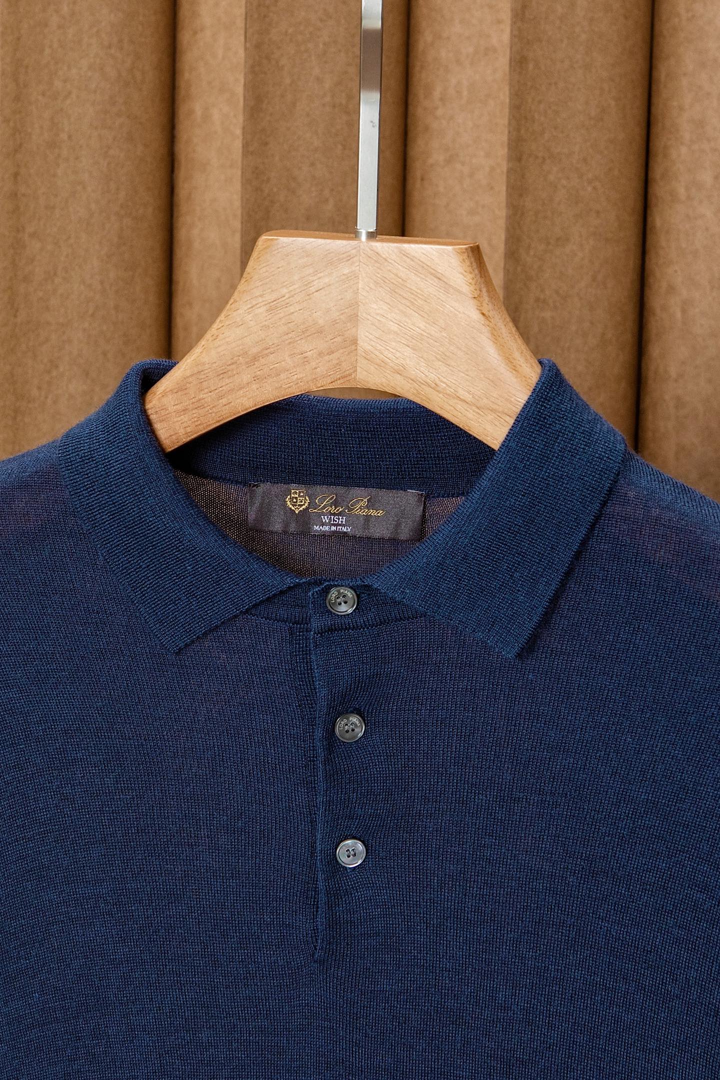 New#🟥lP🆕 翻领羊毛衫，用细腻纤维编织时光韵味，于一针一线间，诉说永恒优雅，在男士高端针织服饰领域