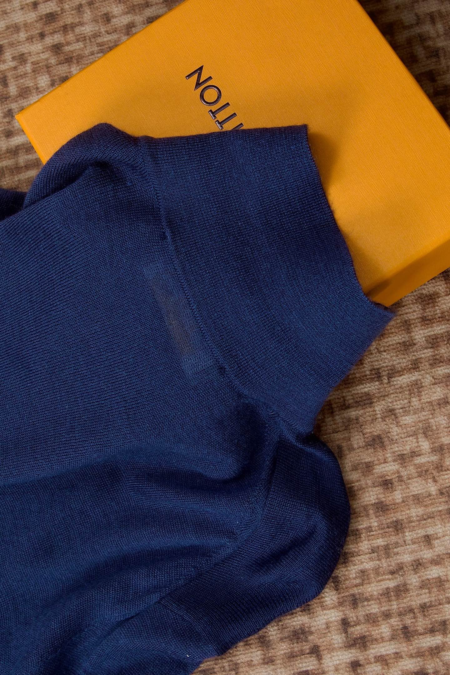 New#🟥lP🆕 翻领羊毛衫，用细腻纤维编织时光韵味，于一针一线间，诉说永恒优雅，在男士高端针织服饰领域