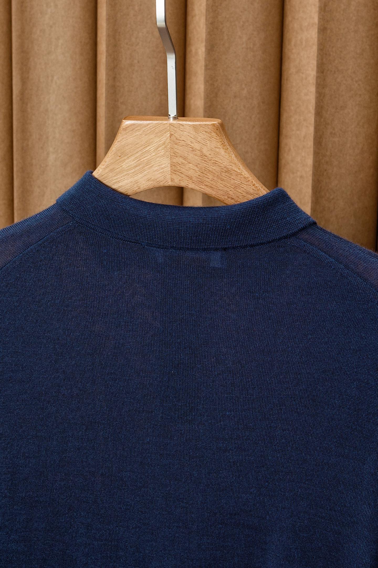 New#🟥lP🆕 翻领羊毛衫，用细腻纤维编织时光韵味，于一针一线间，诉说永恒优雅，在男士高端针织服饰领域