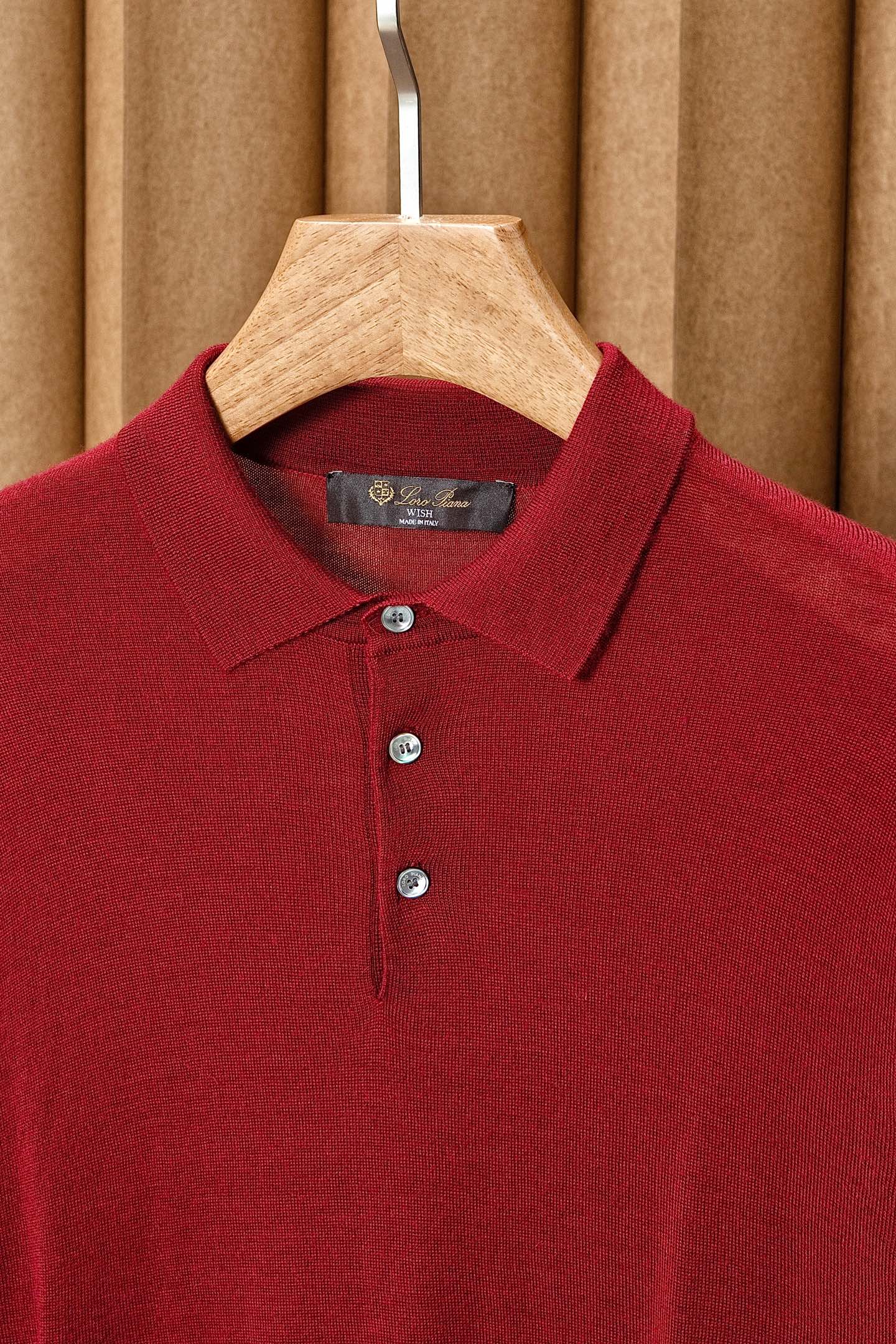 New#🟥lP🆕 翻领羊毛衫，用细腻纤维编织时光韵味，于一针一线间，诉说永恒优雅，在男士高端针织服饰领域