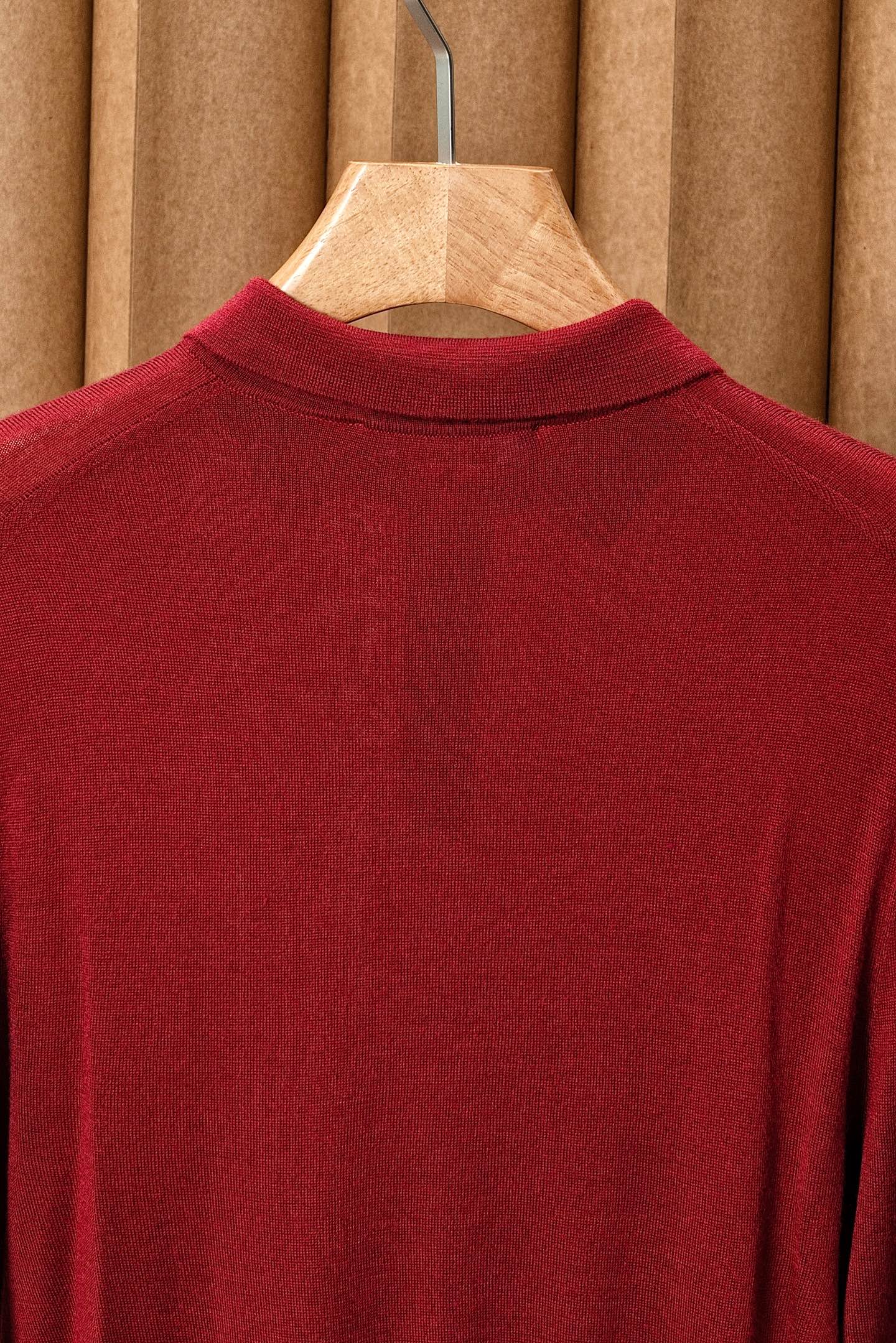 New#🟥lP🆕 翻领羊毛衫，用细腻纤维编织时光韵味，于一针一线间，诉说永恒优雅，在男士高端针织服饰领域