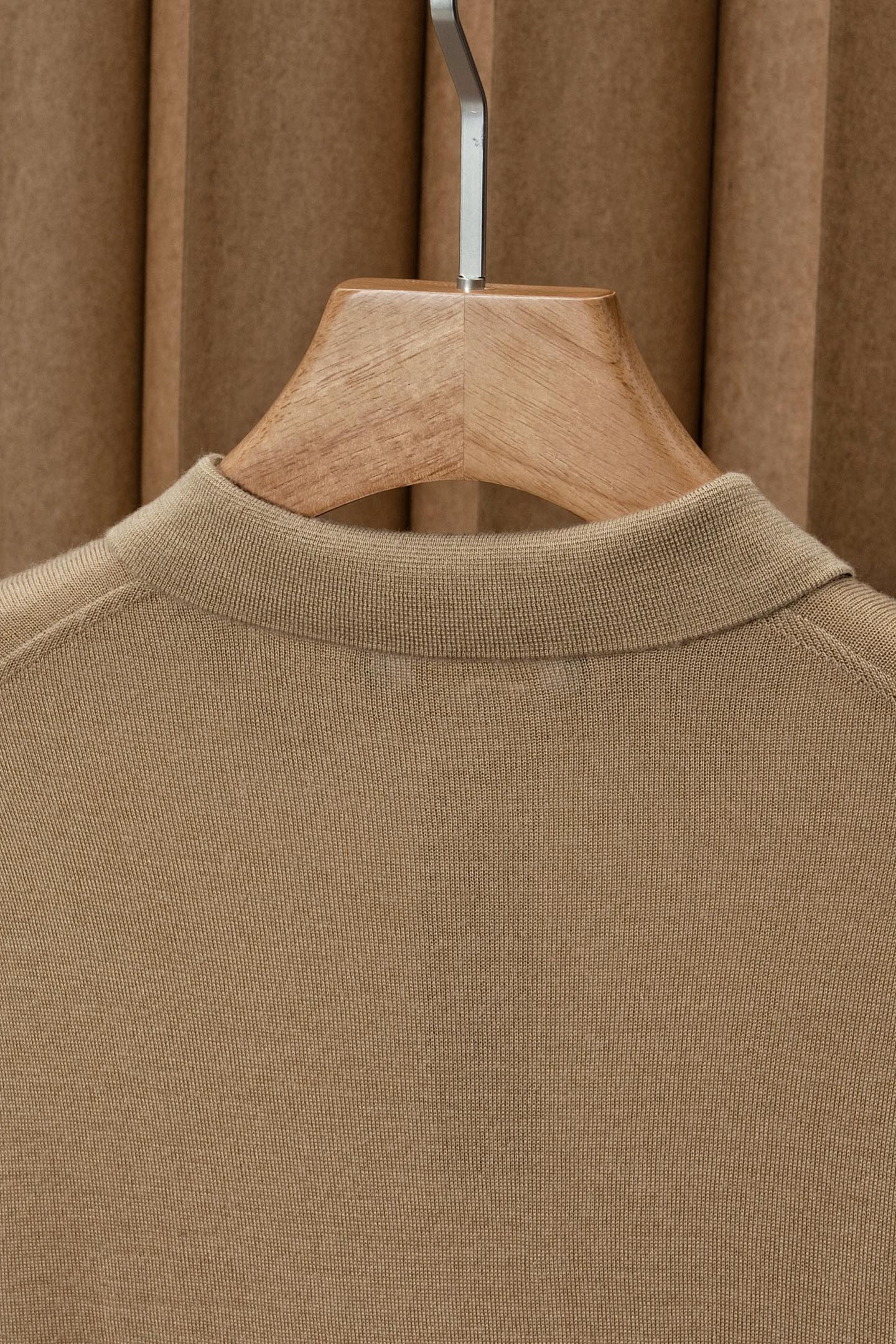 New#🟥lP🆕 翻领羊毛衫，用细腻纤维编织时光韵味，于一针一线间，诉说永恒优雅，在男士高端针织服饰领域