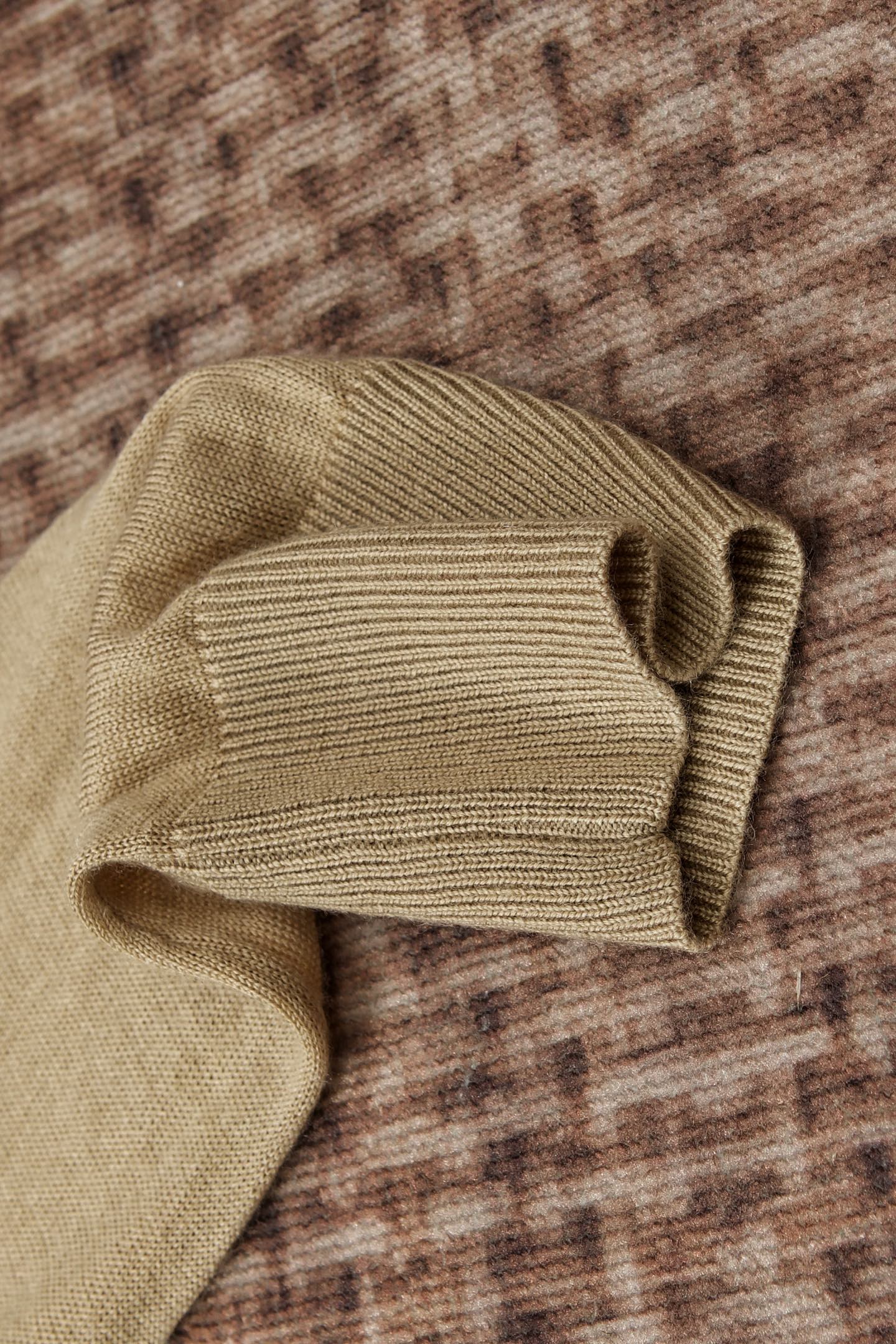 New#🟥lP🆕 翻领羊毛衫，用细腻纤维编织时光韵味，于一针一线间，诉说永恒优雅，在男士高端针织服饰领域