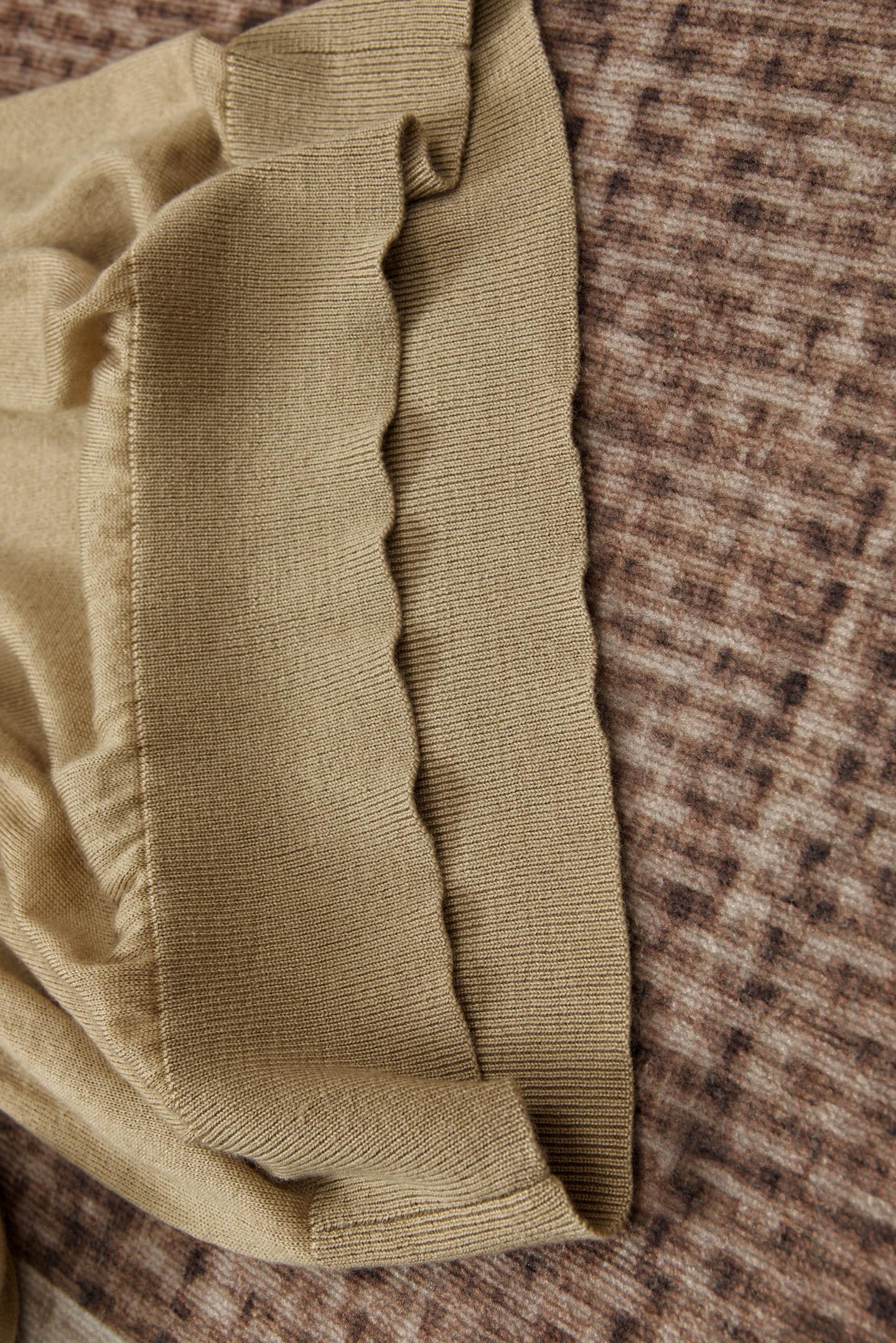 New#🟥lP🆕 翻领羊毛衫，用细腻纤维编织时光韵味，于一针一线间，诉说永恒优雅，在男士高端针织服饰领域