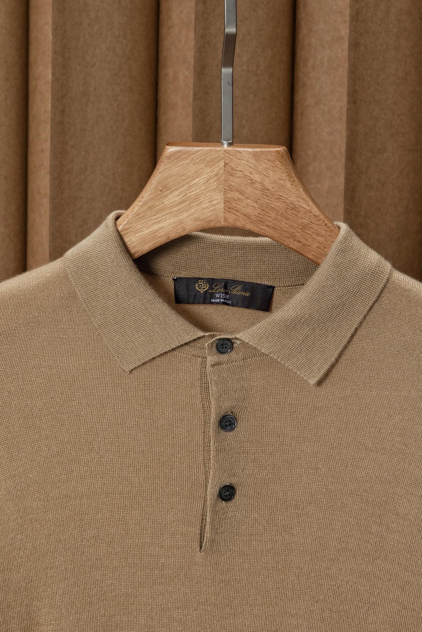 New#🟥lP🆕 翻领羊毛衫，用细腻纤维编织时光韵味，于一针一线间，诉说永恒优雅，在男士高端针织服饰领域