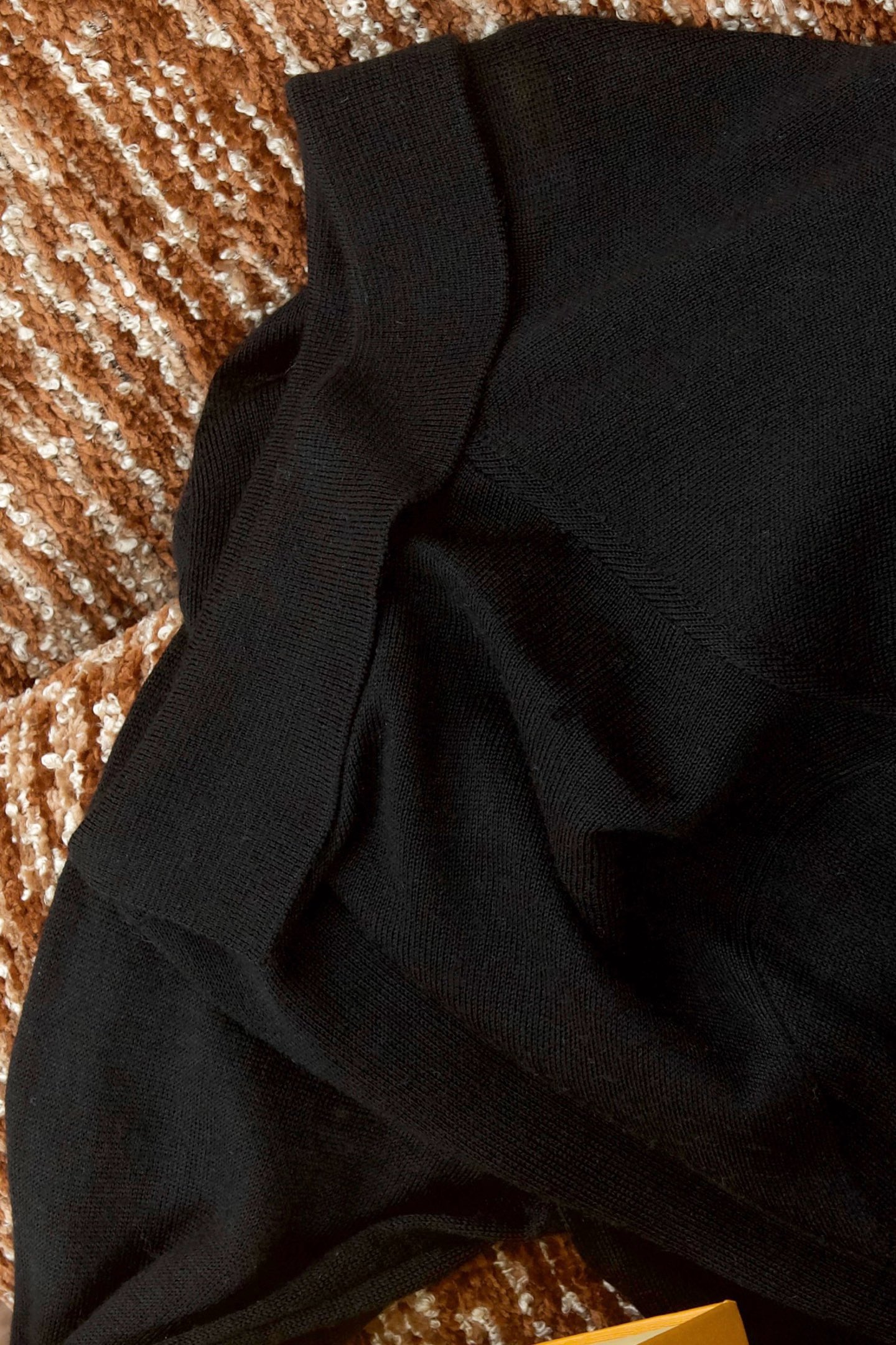 New#🟥lP🆕 翻领羊毛衫，用细腻纤维编织时光韵味，于一针一线间，诉说永恒优雅，在男士高端针织服饰领域