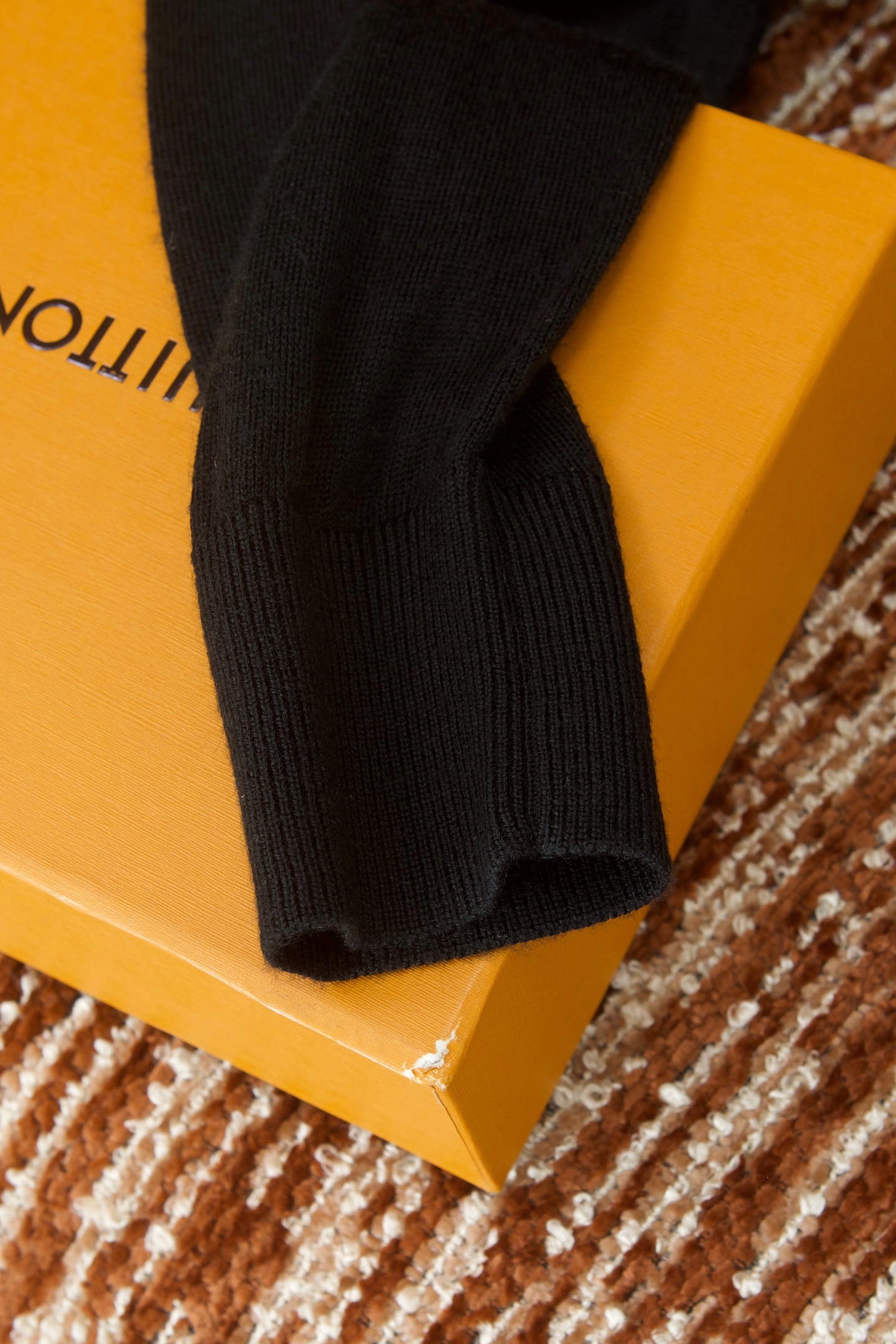 New#🟥lP🆕 翻领羊毛衫，用细腻纤维编织时光韵味，于一针一线间，诉说永恒优雅，在男士高端针织服饰领域