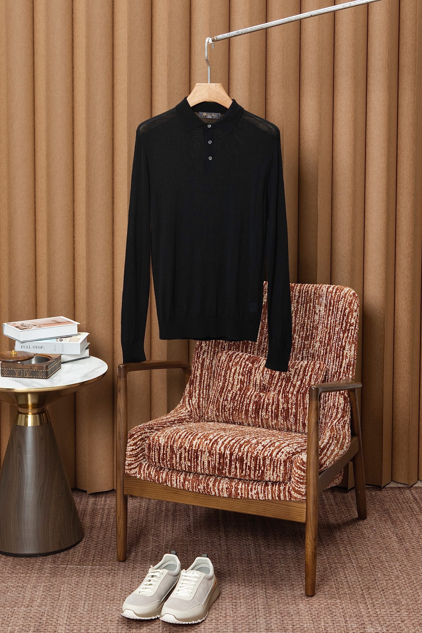 NO:644086,The New# LP lapel sweater is woven with delicate fibers to convey the charm of time, telling timeless elegance in every stitch. In the field of men's high-end knitwear, this sweater is the culmination of the brand's exquisite craftsmanship and excellent quality.  Made from the finest wool raw materials, it feels soft and silky, and fits the skin as gently as a cloud, providing the ultimate care for the body. Its excellent thermal insulation properties can lock you in warmth in the cold season and resist the freezing cold, without making you feel bloated or constrained at all.  The classic Polo collar design is simple yet elegant, and the three-button details add a sense of sophistication. The tailoring of the clothes is excellent, modifying the body shape, allowing every wearer to show a tall and straight figure. Whether it is a business trip or a casual party, it can be easily controlled, showing the unique sophistication and charm of men!  Color Black Green Red Blue Khaki Size M-4XL (48-58),,loro piana,alexander wang19860909New# LP 翻领羊毛衫,用细腻纤维编织时光韵味,于一针一线间,诉说永恒优雅,在男士高端针织服饰领域,这款羊毛衫更是品牌精湛工艺与卓越品质的集大成者. 精选上乘羊毛原料,触感柔软丝滑,如同云朵般轻柔地贴合肌肤,给予身体极致的呵护.其出色的保暖性能,能在寒冷的季节为您锁住温暖,抵御凛冽寒意,却又不会让您感到丝毫的臃肿与束缚. 经典的Polo领设计,简约而不失优雅,三粒扣的细节增添了几分精致感.衣服的剪裁堪称一绝,修饰身形,让每一位穿着者都能展现出挺拔的身姿.无论是商务出行还是休闲聚会,都能轻松驾驭,展现出男士独有的干练与魅力！ 颜色黑色 绿色 红色 蓝色 卡其 码数M-4XL（48-58）,,loro piana,alexander wang,Men's clothing