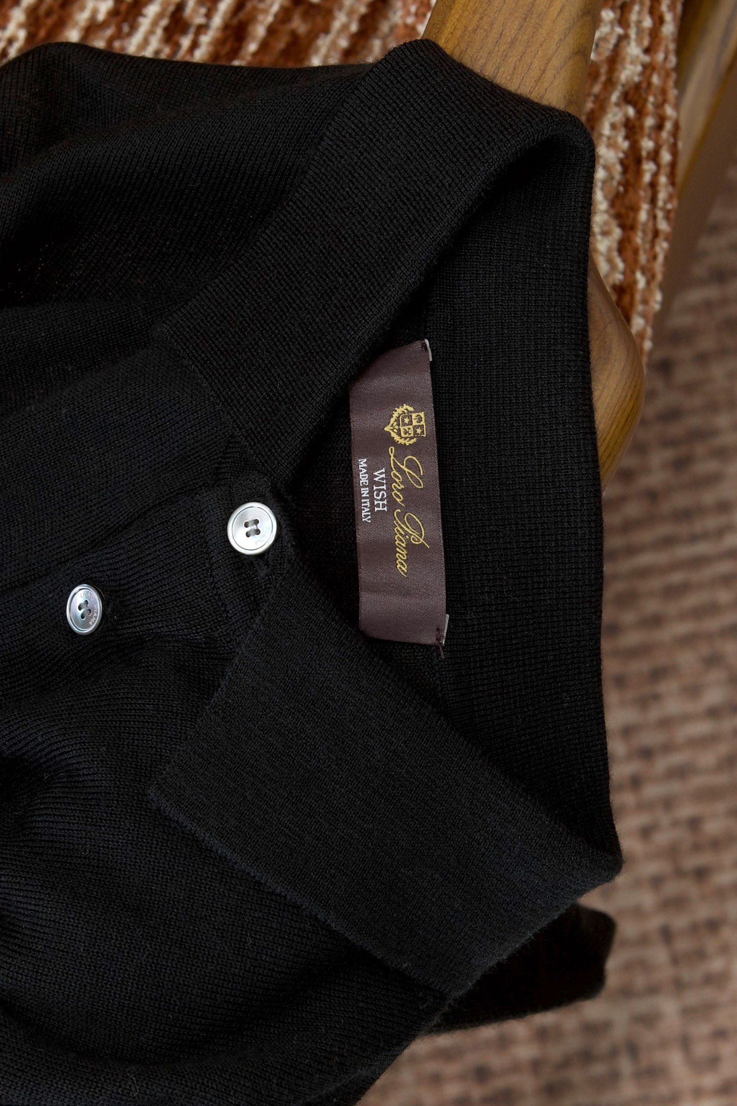 New#🟥lP🆕 翻领羊毛衫，用细腻纤维编织时光韵味，于一针一线间，诉说永恒优雅，在男士高端针织服饰领域