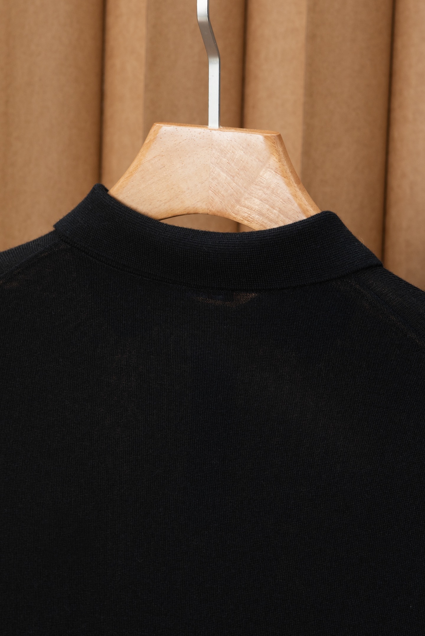 New#🟥lP🆕 翻领羊毛衫，用细腻纤维编织时光韵味，于一针一线间，诉说永恒优雅，在男士高端针织服饰领域