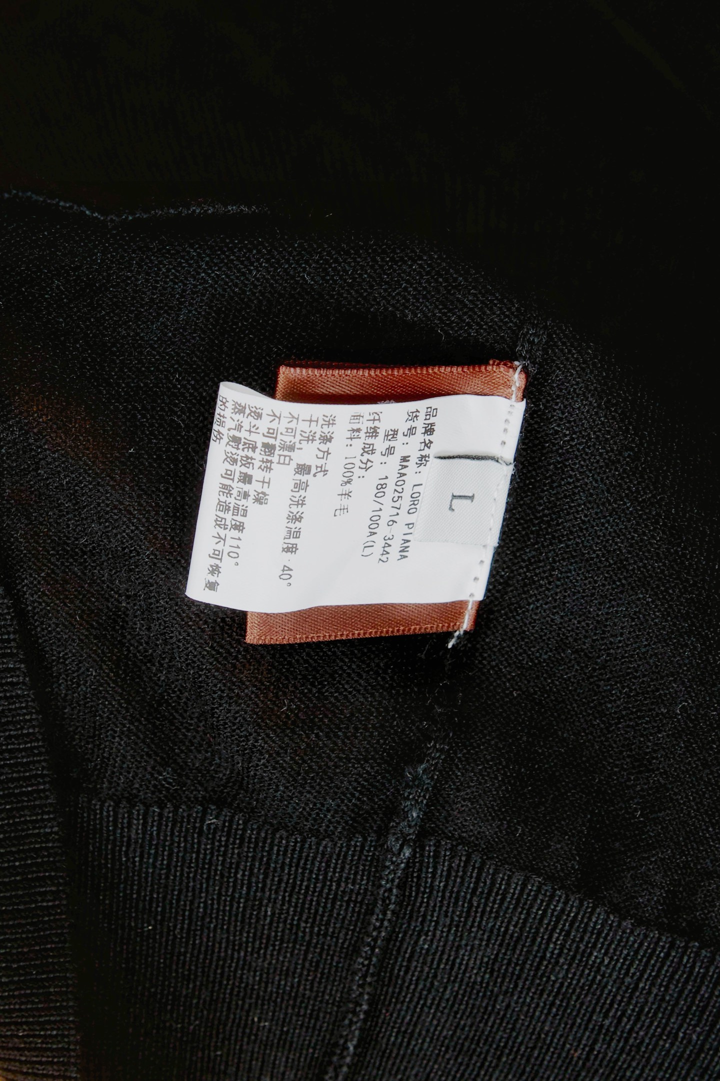 New#🟥lP🆕 翻领羊毛衫，用细腻纤维编织时光韵味，于一针一线间，诉说永恒优雅，在男士高端针织服饰领域