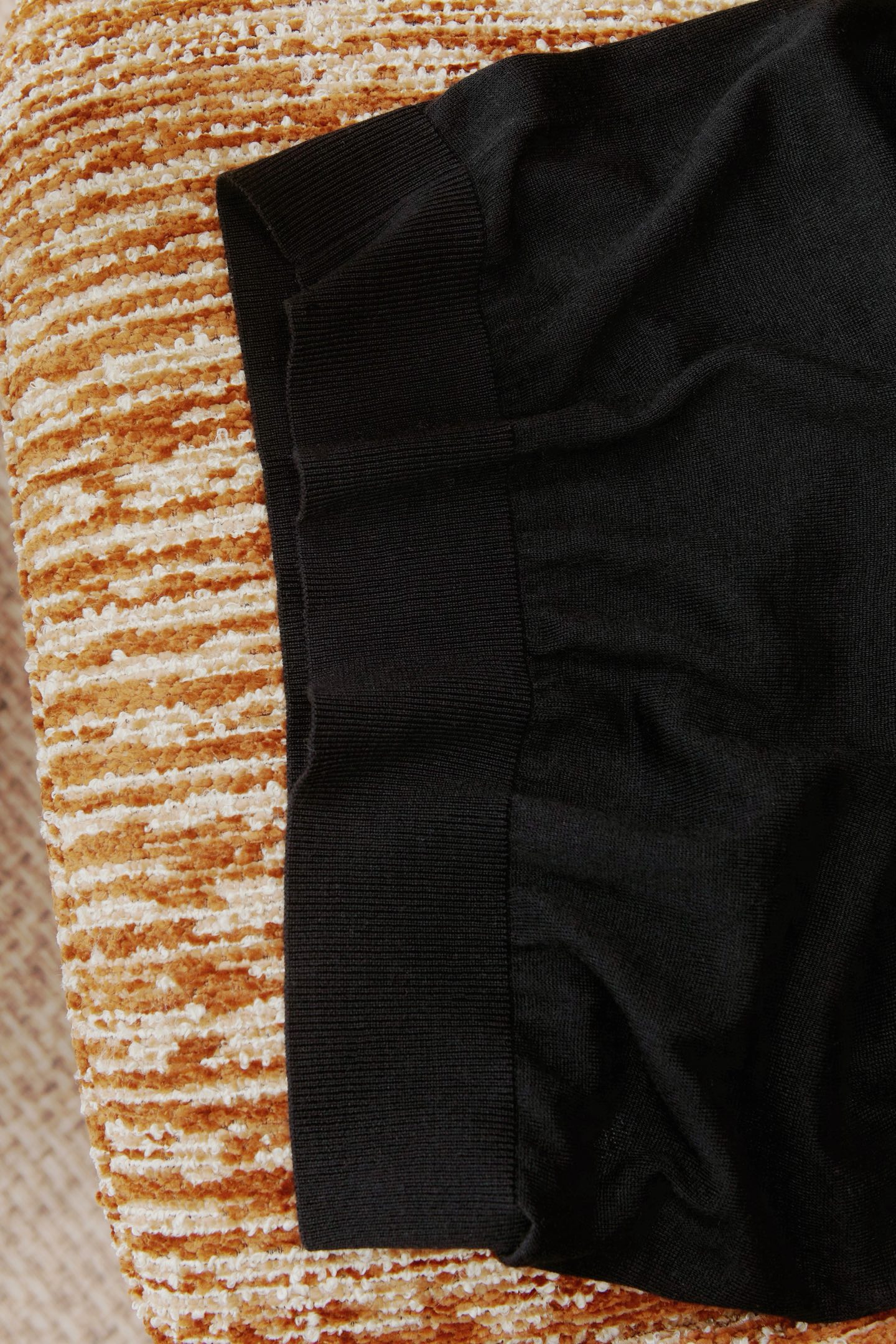 New#🟥lP🆕 翻领羊毛衫，用细腻纤维编织时光韵味，于一针一线间，诉说永恒优雅，在男士高端针织服饰领域