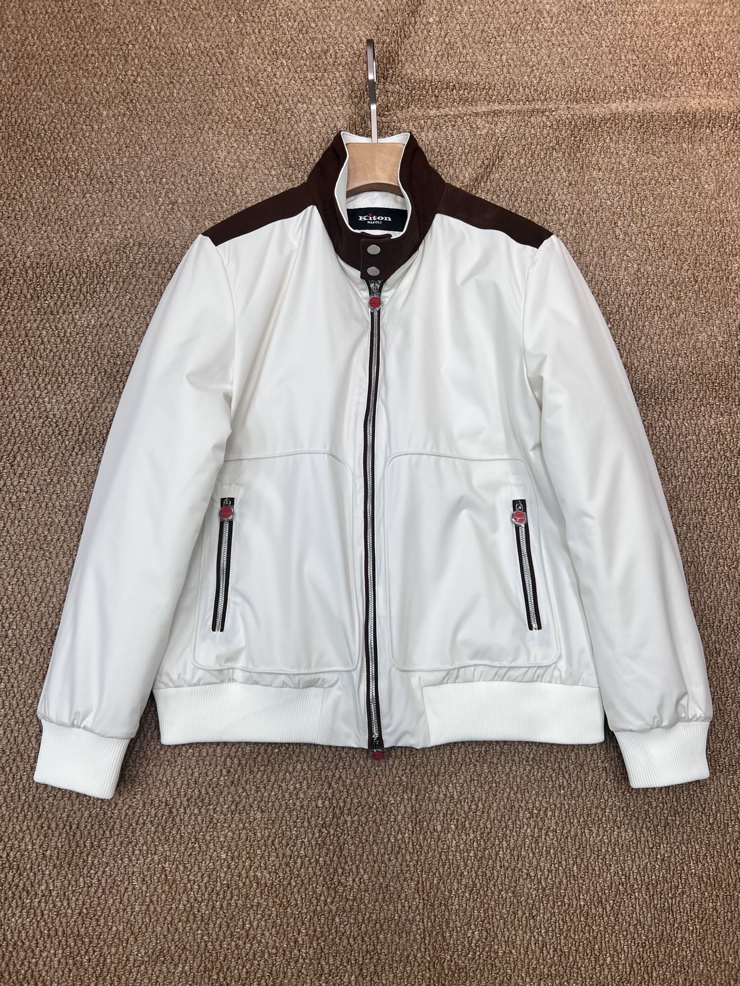 NO:627329,New# kiton is as light as feathers, warm as fire, and a fragment of the warm sun in winter. In the cold season, Kiton cotton jackets, with their unparalleled quality and unique design, become the ideal choice for you to resist the cold while showing excellent taste.  Kiton cotton clothing is the ultimate in the selection of accessories. The exquisite buttons are not only of high quality, but also highlight the noble temperament of the brand in the details. It is both practical and beautiful. The details of the cuffs and collar are made of high-quality ribbed fabric accessories, which are soft, comfortable and durable, fit well with the skin, and bring you all-round care.  Kiton cotton jackets are made of top-quality materials. The outer fabric is windproof and waterproof, which can effectively block the cold wind and rain from the outside; the high-quality cotton batting filled inside is light and fluffy and has excellent thermal insulation properties, allowing you to feel as warm as spring even in the cold winter.  The design of the stand-up collar and the spliced leather fabric on the shoulders are the characteristics of the entire garment. The lines are smoother and more natural, which can well modify the body shape. Whether it is a business occasion or leisure time, it can make you show confidence and elegance. Just choose a refined attitude towards life, and let this cotton coat, which combines luxurious quality, exquisite craftsmanship and fashionable design, accompany you through a warm and stylish winter. Color Black White Blue Size M-3XL (48-56), alexander wang19860909New# kiton 轻薄如羽,温暖似火,冬日的暖阳碎片 在寒意渐袭的季节,Kiton棉服以其无与伦比的品质和独特的设计,成为您抵御寒冷的同时展现卓越品味的理想之选. Kiton棉服在辅料配件的选择上堪称极致.精致的纽扣,不仅质感上乘,更在细节处彰显品牌的尊贵气质.既实用又美观.袖口与领口处的细节处理,选用优质罗纹面料辅料,柔软舒适且耐用,贴合肌肤,为您带来全方位的呵护. Kiton棉服都选用了顶级材质.外层面料防风防水,能有效阻挡外界的寒风冷雨；内里填充的高品质棉絮,轻盈蓬松,保暖性能极佳,让您在寒冷的冬日也能感受到如春般的温暖. 立领的设计与肩膀拼接皮面料是凸凹整件衣服的特性,更加线条流畅自然,能够很好地修饰身形,无论是商务场合还是休闲时光,都能让您展现出自信与优雅.就是选择一种精致的生活态度,让这件集奢华品质、精湛工艺与时尚设计于一身的棉服,陪伴您度过一个温暖而又有格调的冬季. 颜色黑色 白色 蓝色 码数M-3XL (48-56）,,alexander wang,Men's clothing