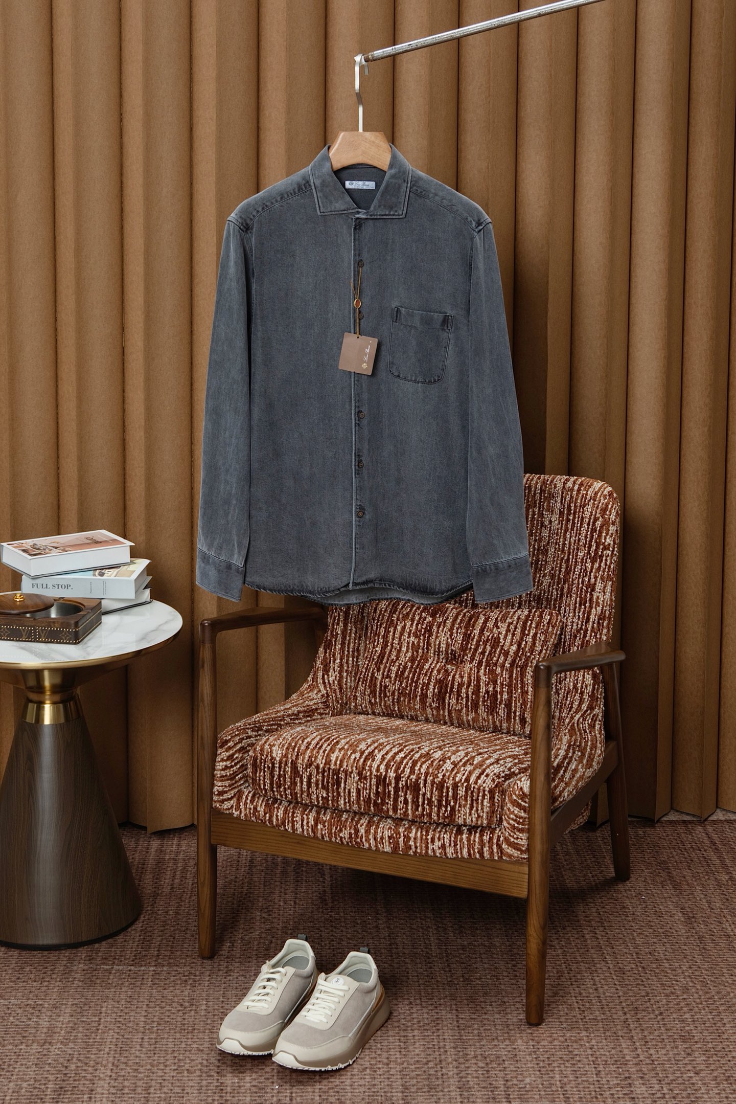 NO:627334,New# LP Old money casual style autumn and winter men's fashionable washed and distressed cotton shirts, slim retro denim denim long-sleeved shirts!  Trading company channels are rare and available on the official website simultaneously!  This shirt is made of the most top-notch fabric in the clothing industry today. It is made of imported Tencel denim. The ready-made garment has been washed and faded. It feels very silky and soft, and has a delicate and skin-friendly feel. The upper body is fashionable and slim, and it has been treated with liquid nitrogen washing and anti-wrinkle technology to prevent wrinkles. The overall look is more concise, clean and fashionable!  Designed with a curved hem, it is light, comfortable and not bulky. The flat collar design, which is similar to its Cuban collar, is very distinctive, highly recognizable and has a unique shape. It is paired with exquisite resin buttons and pocket designs to show the toughness of men. Suitable for casual pants or jeans, you can easily create an American retro style look. It combines the elements of hunting clothes with the comfort of a shirt, showing a unique fashion charm. Color Black Blue Size S-3XL  (38-43),,loro piana,jeans,shirts,alexander wang19860909New# LP 老钱休闲风 秋冬男士时尚水洗做旧棉质衬衫,显瘦复古丹宁牛仔长袖衬衫！贸易公司渠道稀出,同步官网发售！今服装界最顶级的面料, 该衬衫甄选客供进口天丝丹宁牛仔布制成,成衣经褪色水洗处理,手感非常的丝滑柔软,贴身细腻亲肤感巨好,上身时髦显型,并且做了液氮水洗抗皱工艺处理不易起皱. 是整体看起来更加简洁干净又时尚！搭配弧形下摆的设计,轻便舒服且不笨重.神似其古巴领的平领设计很有特色,辨识度很高,造型独特. 搭配精致的树脂纽扣与口袋设计,彰显出男性的硬朗.适合搭配休闲裤或牛仔裤,就能轻松打造出美式复古风格的造型.融合了猎装的元素与衬衫的舒适感,展现出一种别具一格的时尚魅力. 颜色黑色 蓝色 码数S-3XL (38-43),,loro piana,jeans,shirts,alexander wang,Men's clothing