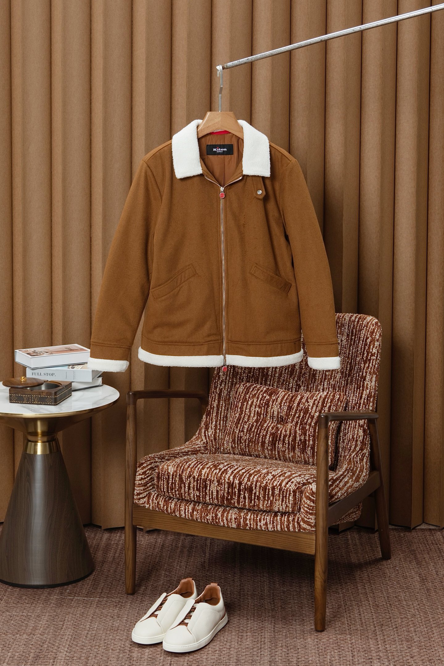 NO:627344,New# Kiton new model is coming!  Wool blended cashmere men's shirt-style quilted fur collar jacket is simple yet elegant. It has become an indispensable button embellishment in the wardrobe and adds a touch of brightness. This design is not only in line with the current fashion trend, but also shows the brand's keen capture and unique interpretation of fashion elements. Kiton  It is more than just a clothing brand, it represents one of the highest artistic achievements of men's handmade customization. It combines Italy's long tradition of handcrafting, its persistent pursuit of top-quality materials and its infinite demands for perfect details to create comfortable and elegant clothing that can be called a work of art for gentlemen who pursue the ultimate. Owning a piece of Kiton is one of the ultimate manifestations of taste, wealth and the pursuit of excellence in life.  This jacket is made of this special Maillard fabric, with a shirt-style lambswool collar, making it comfortable and refined to wear. It has two slant pockets, harmoniously blending the special fabrics with functional design. In the details, the cuffs and tails are designed with lambswool, which highlights the characteristics of the entire piece. The entire version is also excellent. It seems simple, but in fact it is amazing. The workmanship all over the body is perfect in detail. Color Khaki Size M-3XL (48-56),,jackets &  coats, sweaters, shirts, alexander wang19860909New# Kiton 新款来袭！羊毛混纺羊绒男士衬衫式夹棉毛领外套,整体简约而不失优雅,成为衣橱中不可或缺纽扣的点缀为其增添了一抹亮色.这种设计不仅符合当下的时尚潮流,也展现了品牌对于时尚元素的敏锐捕捉和独特诠释. Kiton 不仅仅是一个服装品牌,它代表着男装手工定制的最高艺术成就之一.它融合了意大利悠久的手工传统、对顶级材料的执着追求和对完美细节的无限苛求,为追求极致的绅士们打造出舒适优雅、堪称艺术品的服装.拥有一件 Kiton,是品味、财富和对卓越生活追求的终极体现之一. 这款外套采用这种特色美拉德面料制成,搭配衬衫式羊羔毛衣领,穿着舒适精致.设有两个斜插口袋,将特色面料与功能设计和谐相融. 细节之处,袖口衣尾设计了羊羔毛,提亮的整个一件的特色之处,衬托的整个版型也是极为出色,看似简单,实则让人惊艳,浑身上下的各处做工都是完美的细节彰显. 颜色卡其 码数M-3XL（48-56）,,jackets & coats,sweaters,shirts,alexander wang,Men's clothing