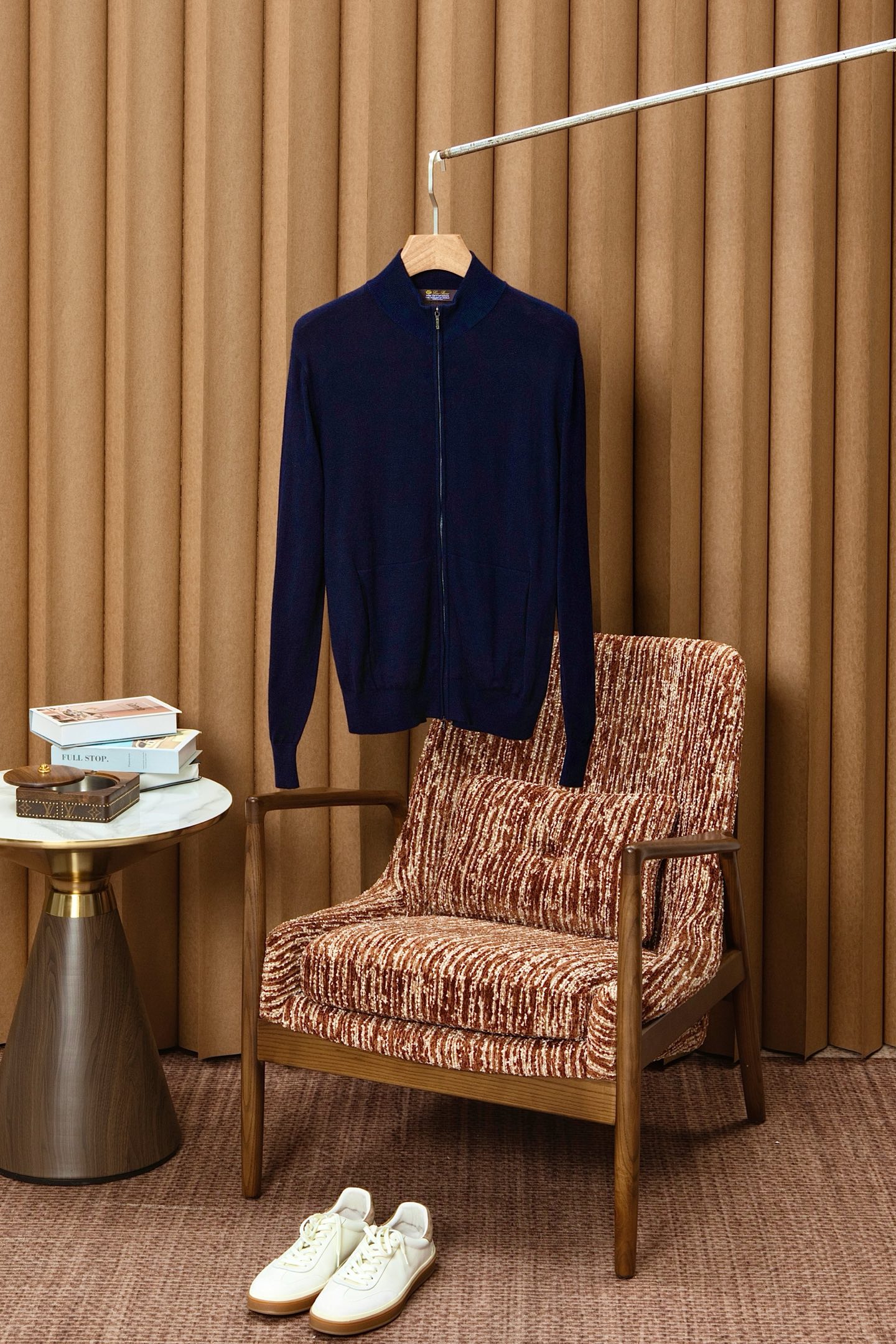 NO:627350,New# LP home wool zipper cardigan, LP home's newly launched fabric, perfectly blends fashion and comfort, bringing an extraordinary style to your wardrobe. It not only retains the warmth and softness of traditional woolen sweaters, but also incorporates casual fashion elements. The stand-up collar design not only adds a sense of competence and handsomeness, but also better protects the neck from cold wind.  Selecting high-quality wool fabrics, we ensure the comfort and warmth of this cardigan. This wool cardigan not only keeps you warm, but also shows exquisite texture and three-dimensionality. Every stitch and thread reflects the exquisite craftsmanship of the craftsmen, ensuring the quality and durability of the cardigan. The zipper design is not only easy to put on and take off, but also adds a sense of fashion. Whether you open the zipper to enjoy a relaxed wearing experience, or zip it up to keep warm, this cardigan can meet your needs.  Whether it's a casual weekend or a relaxed office environment, this wool cardigan can become a versatile choice in your wardrobe. Its design is suitable for both daily leisure and light outdoor activities, allowing you to stay fashionable and comfortable in any occasion!  Color Black Gray Khaki Size M-4XL (48-58),,loro piana,alexander wang19860909New# LP家 羊毛拉链款开衫,LP家全新推出的面料,时尚与舒适完美融合,为您的衣橱带来一丝不凡的风采.既保留了传统羊毛衫的温暖与柔软,又融入了休闲的时尚元素.立领的设计,不仅增添了一份干练与帅气,还能更好地保护颈部不受寒风侵袭. 精选高品质羊毛面料,我们确保了这款开衫的舒适度和保暖性.这款羊毛开衫在保持温暖的同时,也展现了精致的纹理和立体感.每一针每一线都体现了匠人的精湛工艺,确保了开衫的品质与耐穿性. 拉链款的设计不仅方便穿脱,更增添了一份时尚感.无论是拉开拉链享受轻松自在的穿着体验,还是拉上拉链保持温暖,这款开衫都能满足您的需求. 无论是休闲的周末时光,还是轻松的办公室环境,这款羊毛开衫都能成为您衣橱中的百搭之选.它的设计既适合日常休闲,也适合轻度户外活动,让您在任何场合都能保持时尚与舒适！ 颜色黑色 灰色 卡其 码数M-4XL (48-58),,loro piana,alexander wang,Men's clothing