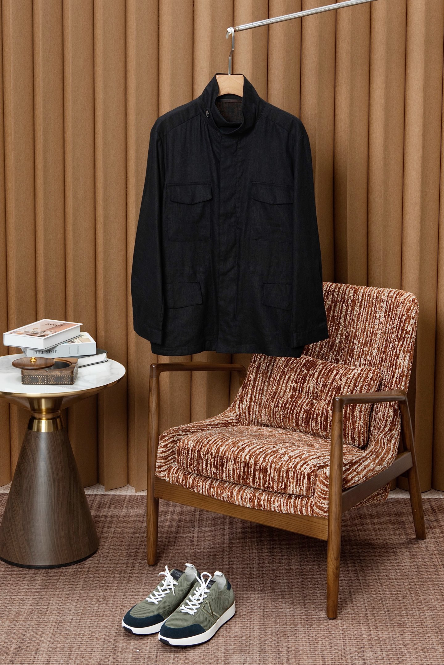 NO:627361,New# LP Traveler Men's Outdoor Linen Hunting Jacket, as an indispensable and intimate companion on the road, this classic Traveler jacket combines functionality, versatility and comfort. The unique easy and casual drape is reinterpreted with elegant linen and washed to create a soft feel and matte appearance. The jacket has smooth cutting lines and a simple yet refined design. It is equipped with a series of practical multi-functional pockets that can easily accommodate daily necessities.  It adopts a classic hunting suit design, with simple and smooth overall lines, exuding a tough and capable atmosphere. The stand-up collar design not only effectively prevents wind, but also adds a spirit and neatness to the overall shape.  Fabric is the soul of a piece of clothing. This jacket uses linen fabric, which is the perfect combination of nature and comfort. Linen fiber has good air permeability and moisture absorption, allowing the skin to breathe freely, keeping it dry and comfortable even in hot weather. Its natural texture gives the jacket a unique texture and luster, showing a simple and noble temperament. At the same time, linen fabric also has certain antibacterial and anti-mite properties, and is friendly to the skin, making you healthier and safer to wear. Color black coffee apricot  Size M-3XL (48-56),,loro piana,jackets & coats,alexander wang19860909New# LP Traveller男士户外亚麻猎装夹克,作为旅途中不可或缺的贴心伴侣,这款经典Traveller夹克集功能性、百搭性与舒适性于一身.独特的轻松随性的垂褶,以典雅的亚麻重新演绎,经水洗处理,打造柔软的手感和哑光外观.夹克剪裁线条流畅,设计简约而不失精致,配备一系列实用的多功能口袋,可轻松容纳日常必需品. 采用了经典的猎装设计,整体线条简洁流畅,散发着硬朗与干练的气息.立领的设计不仅能够有效防风,还为整体造型增添了一份精神与利落. 面料是一款衣服的灵魂所在,这款夹克选用了亚麻面料,堪称自然与舒适的完美结合.亚麻纤维具有良好的透气性和吸湿性,能够让皮肤自由呼吸,即使在炎热的天气里,也能保持干爽舒适.它天然的质感赋予了夹克独特的纹理和光泽,展现出一种质朴而又高贵的气质.同时,亚麻面料还具有一定的抗菌防螨性能,对皮肤友好,让你穿着更加健康安心. 颜色黑色 咖色 杏色 码数M-3XL（48-56）,,loro piana,jackets & coats,alexander wang,Men's clothing