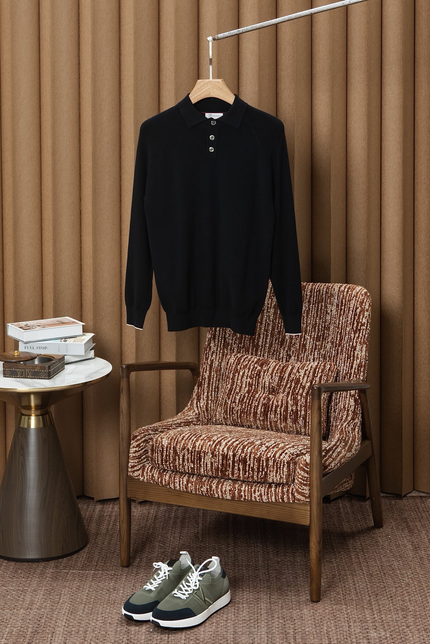 NO:627374,New# Brunello Cuc***lli BC lapel sweater, old money style wear. Classic lapel sweater, high-end relaxed feeling for daily wear. Selected high-quality cotton, the fiber is as fine as clouds, soft and waxy when worn next to the skin. The tight but not heavy knitting process gives the sweater a crisp shape while retaining the airy feel of wool. It will not deform after long-term wear and has online pilling resistance. The neat small lapel weakens the traditional Polo  The business sense is a bit more Italian-style laziness. When worn alone, the neck line is modified, and a shirt/high collar is layered to instantly create a layered look for intellectuals. Customized shell buttons and clearly engraved brand logo can be easily controlled whether it is a business trip or a casual party, showing the unique sophistication and charm of men!  Color Blue Black Gray Green Size M-4XL (48-58),, brunello cucinelli, sweaters, shirts, alexander wang19860909New# Brunello Cuc***lli BC 翻领毛衣,老钱风穿搭 经典翻领针织衫 ,高级松弛感穿成日常. 精选优质棉,纤维细腻如云朵,贴身穿软糯亲肤.针织工艺紧密却不厚重的织法,让毛衣既有挺括的型,又保留羊毛的空气感,久穿不变形,抗起球能力在线.利落小翻领,弱化传统 Polo 的商务感,多了几分意式慵懒. 单穿时修饰颈部线条,叠穿衬衫/高领,瞬间营造知识分子穿搭的层次感. 定制贝壳纽扣,刻字清晰的品牌标识,无论是商务出行还是休闲聚会,都能轻松驾驭,展现出男士独有的干练与魅力！ 颜色蓝色 黑色 灰色 绿色 码数M-4XL（48-58）,,brunello cucinelli,sweaters,shirts,alexander wang,Men's clothing