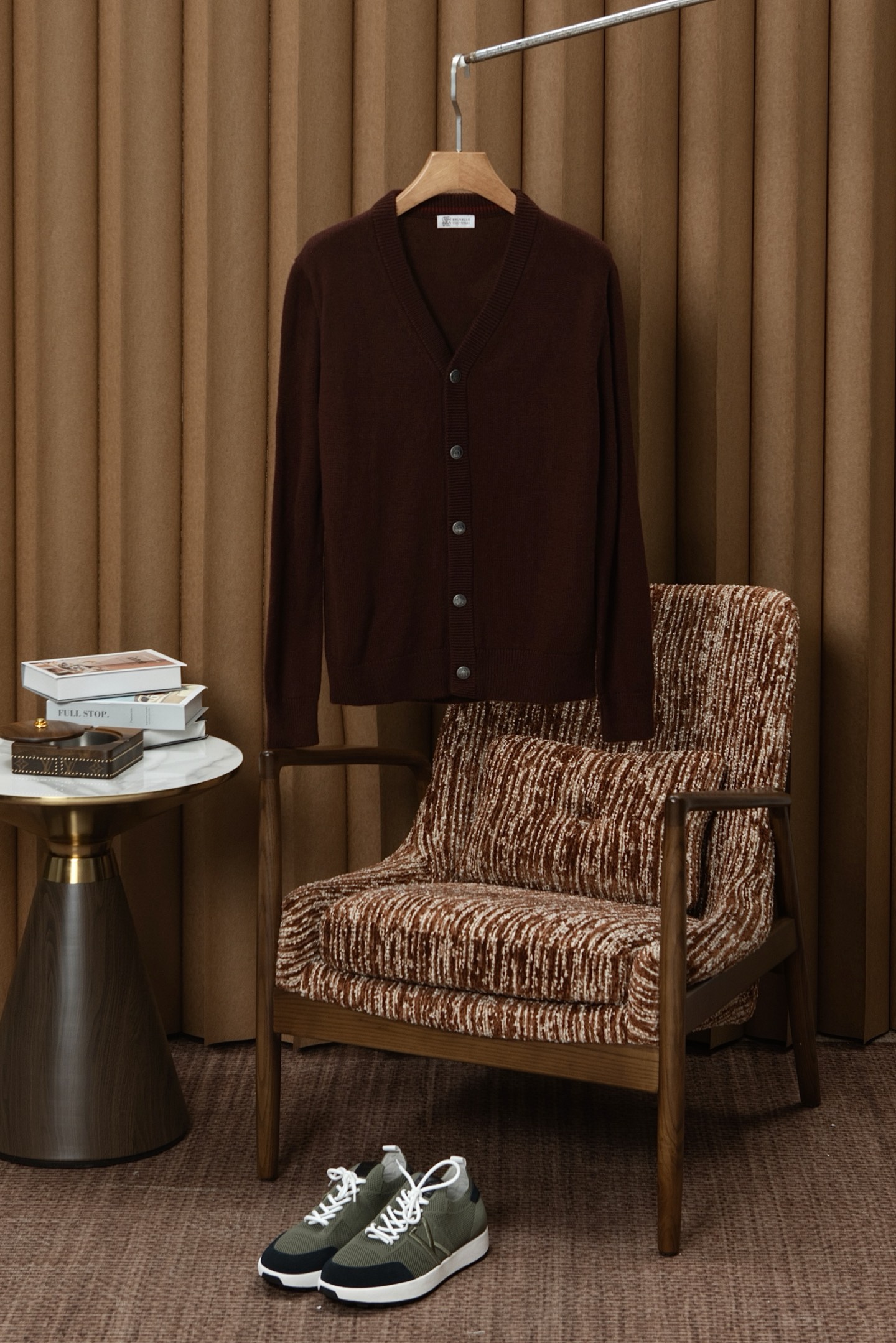 NO:627386,New# BC exquisite three-dimensional V-neck design!  Select high-quality natural wool-containing contrast-colored placket screw-button cardigans, exquisite three-dimensional tailoring, and the natural velvet feel warms autumn and winter. Select high-quality worsted yarn with a golden ratio of wool. The fibers are intertwined with the softness of cashmere and skin-friendly, but without losing the stiffness and style of wool. The touch is as delicate as a cloud wrap. The upper body is light but warm, and it is not easy to deform and pill after being worn for a long time. The buttons are customized with brand patterns, three-dimensional and high-end.  The classic button design is easy to put on and take off. It can be worn alone to show a simple style, or it can be worn with a shirt or a high collar to create a multi-layered look. It can be easily managed whether it is for workplace commuting, daily leisure or light business occasions. From fabric selection to craftsmanship, every detail hides exquisite codes, allowing you to keep warm and comfortable in autumn and winter, and stand out with its low-key texture!  Color off-white brown Size M-4XL (48-58), shirts, gold, alexander wang19860909New# BC精致立体V领设计！甄选优质天然含羊毛撞色门襟螺口纽扣款开衫,精致立体剪裁,天然绒感暖愈秋冬. 甄选羊毛黄金配比的优质精纺纱线,纤维交织间既有羊绒的软糯亲肤,又不失羊毛的挺括有型,触感细腻如云朵包裹,上身轻若无物却暖意十足,久穿不易变形起球.纽扣定制品牌图案,立体又高级 经典纽扣款设计方便穿脱,可单穿彰显简约格调,也能内搭衬衫、高领打底打造多层次穿搭,无论是职场通勤、日常休闲还是轻商务场合,都能轻松驾驭.从面料甄选到工艺打磨,每一处细节都暗藏精致密码,让你在秋冬季节既保暖舒适,又能凭借低调质感脱颖而出！ 颜色米白 咖色 码数M-4XL（48-58）,,shirts,gold,alexander wang,Men's clothing