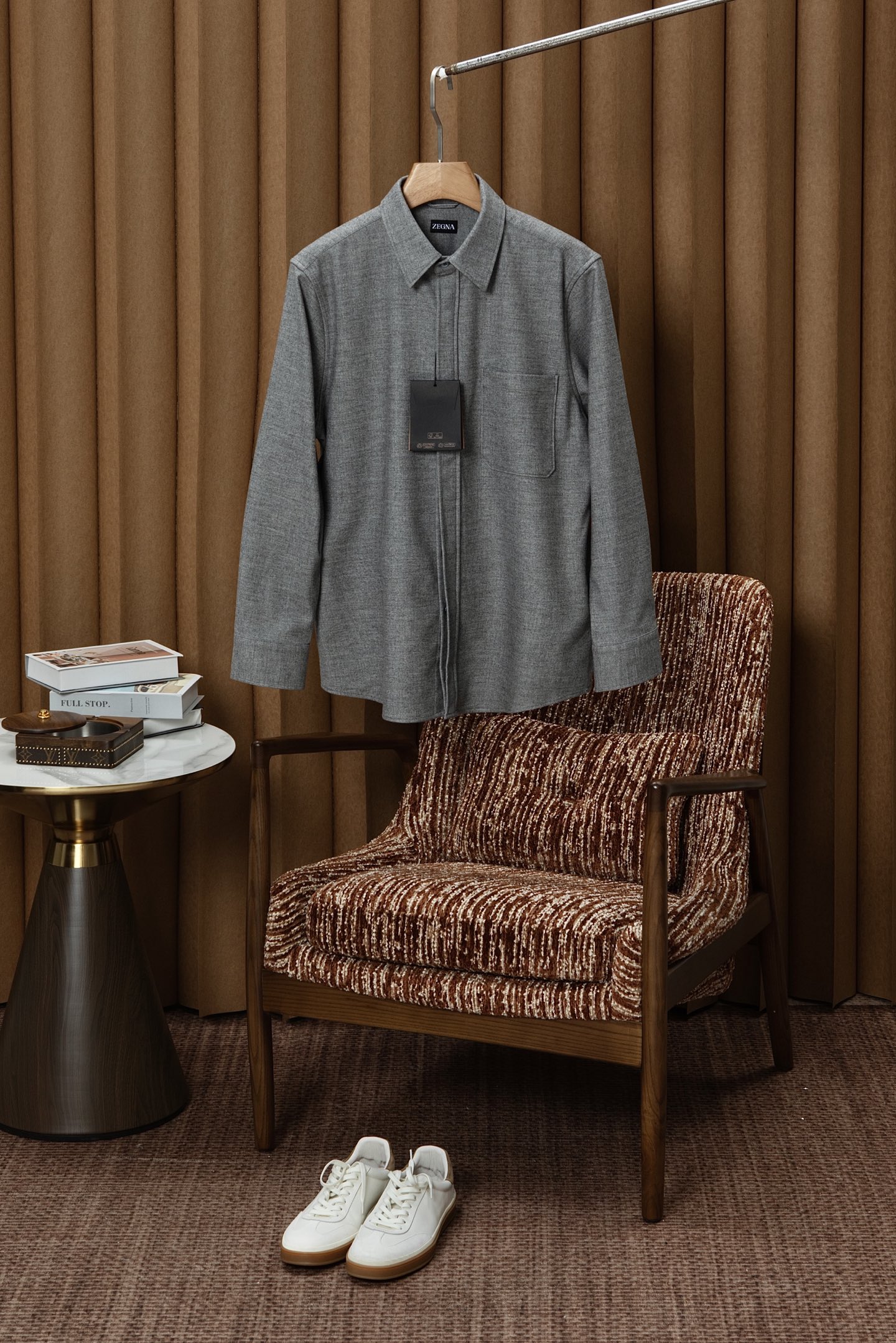 NO:627394,New# Zegna Zegna selects cashmere and wool single-pocket long-sleeved shirts. The fabric is relatively thick and can be used as a jacket. It can be worn as a double garment. It has both the neatness of work clothes and daily practicality. This long-sleeved shirt is not only a stylish inner wear, but also a practical thin coat for late autumn and early spring. The design of three-dimensional pockets not only enhances the recognition of work wear style, but also highlights the back-up brand embellishments, low-key and unique taste, and the details enhance the overall texture.  Carefully selected 8 cashmere, 68 sheep wool, 12 cotton, 10 polyester fiber, 2 spandex multi-fabric blend. The neat square neck tailoring is different from the casual round neck. The square neck highlights the neck line. It can be worn with a sweater or alone to give a straight and neat masculine aura.  Made of thickened cashmere wool fabric, the texture is clear and textured, saying goodbye to the thin feeling of ordinary shirts. Wearing it alone in late autumn can resist the slight cold, and layering it in early spring can transition the temperature difference. As a thin coat, it is light and not bulky, allowing you to wear it with both warmth and style!  Color Gray Brown Size S-3XL (38-43),,zegna,jackets & coats,sweaters,shirts,alexander wang19860909New# Zegna 杰尼亚 甄选羊绒羊毛单口袋长袖衬衫,面料比较厚实,可当外套,一衣两穿. 兼具工装利落感与日常实穿性,这款长袖衬衫既是有型内搭,更是深秋早春的实用薄外套. 设计立体口袋不仅强化工装风格辨识度,后备牌品点缀凸出,低调彰显独特品味,细节处提升整体质感, 精心挑选8山羊绒68绵羊毛12棉10聚酯纤维2氨纶多面料混纺 利落方领剪裁区别于圆领的休闲,方领更显颈部线条,搭配毛衣或单穿都能穿出挺拔利落的男士气场. 选用加厚羊绒羊毛面料,纹理清晰有质感,告别普通衬衫的单薄感.深秋单穿可抵御微凉,早春叠穿能过渡温差,作为薄外套轻便不臃肿,让穿搭兼具温度与型格！ 颜色灰色 咖色 码数S-3XL（38-43),,zegna,jackets & coats,sweaters,shirts,alexander wang,Men's clothing