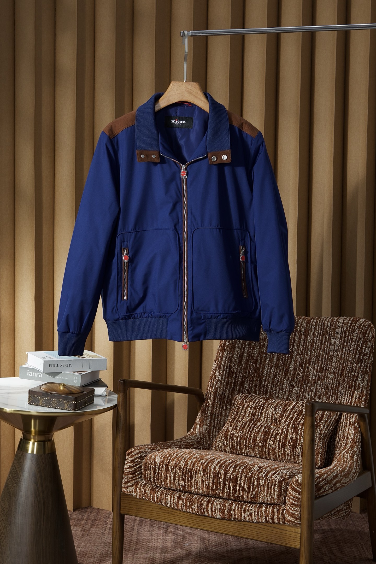 NO:627401,New# kiton is as light as feathers, warm as fire, and a fragment of the warm sun in winter. In the cold season, Kiton cotton jackets, with their unparalleled quality and unique design, become the ideal choice for you to resist the cold while showing excellent taste.  Kiton cotton clothing is the ultimate in the selection of accessories. The exquisite buttons are not only of high quality, but also highlight the noble temperament of the brand in the details. It is both practical and beautiful. The details of the cuffs and collar are made of high-quality ribbed fabric accessories, which are soft, comfortable and durable, fit well with the skin, and bring you all-round care.  Kiton cotton jackets are made of top-quality materials. The outer fabric is windproof and waterproof, which can effectively block the cold wind and rain from the outside; the high-quality cotton batting filled inside is light and fluffy and has excellent thermal insulation properties, allowing you to feel as warm as spring even in the cold winter.  The design of the stand-up collar and the spliced leather fabric on the shoulders are the characteristics of the entire garment. The lines are smoother and more natural, which can well modify the body shape. Whether it is a business occasion or leisure time, it can make you show confidence and elegance. Just choose a refined attitude towards life, and let this cotton coat, which combines luxurious quality, exquisite craftsmanship and fashionable design, accompany you through a warm and stylish winter. Color Black White Blue Size M-3XL (48-56), alexander wang19860909New# kiton 轻薄如羽,温暖似火,冬日的暖阳碎片 在寒意渐袭的季节,Kiton棉服以其无与伦比的品质和独特的设计,成为您抵御寒冷的同时展现卓越品味的理想之选. Kiton棉服在辅料配件的选择上堪称极致.精致的纽扣,不仅质感上乘,更在细节处彰显品牌的尊贵气质.既实用又美观.袖口与领口处的细节处理,选用优质罗纹面料辅料,柔软舒适且耐用,贴合肌肤,为您带来全方位的呵护. Kiton棉服都选用了顶级材质.外层面料防风防水,能有效阻挡外界的寒风冷雨；内里填充的高品质棉絮,轻盈蓬松,保暖性能极佳,让您在寒冷的冬日也能感受到如春般的温暖. 立领的设计与肩膀拼接皮面料是凸凹整件衣服的特性,更加线条流畅自然,能够很好地修饰身形,无论是商务场合还是休闲时光,都能让您展现出自信与优雅.就是选择一种精致的生活态度,让这件集奢华品质、精湛工艺与时尚设计于一身的棉服,陪伴您度过一个温暖而又有格调的冬季. 颜色黑色 白色 蓝色 码数M-3XL (48-56）,,alexander wang,Men's clothing