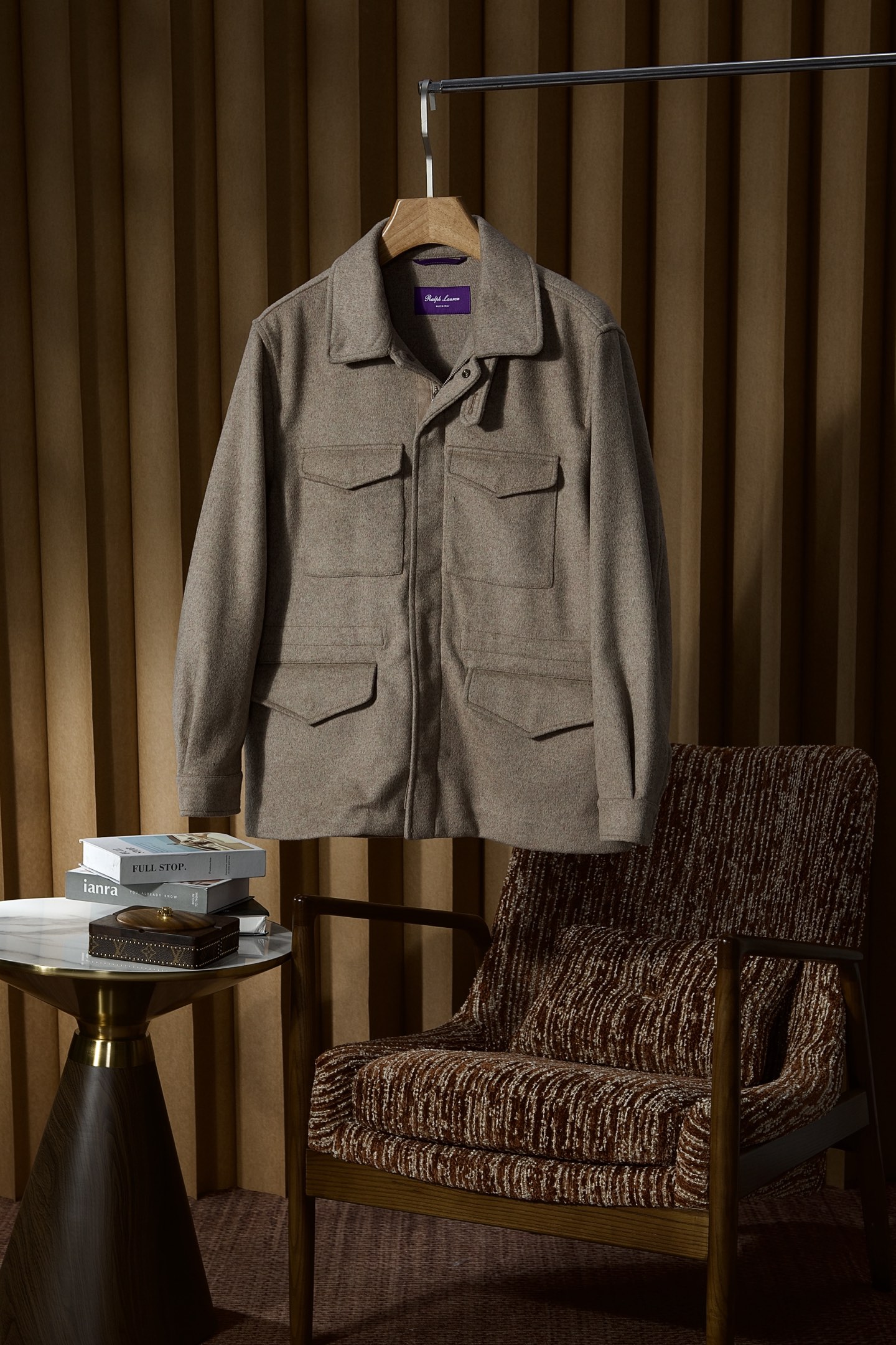 NO:627408,New# is a top-quality selection of quality products. Purple label Ralph Lauren wool cashmere jacket has a simple yet refined design and is equipped with a series of practical multi-pocket functions that can easily accommodate daily necessities.  This jacket is made of high-quality blended fabrics of 80% wool and 20% cashmere. Wool, with its excellent warmth and stiffness, lays a good foundation for the jacket and can effectively resist the cold, allowing you to still maintain warmth and style in slightly cooler weather. The addition of cashmere is like the finishing touch. Its delicate and soft touch greatly improves the comfort of wearing. The perfect fusion of the two fibers makes the fabric not only have excellent thermal insulation performance, but also have a superior texture, highlighting a low-key and luxurious style.  The appearance design continues Ralph Lauren's classic simple style. The neat tailoring and the built-in rope that can be used to tighten the waist give the body a moderate amount of space to move, showing a man's ability and ease. The lapel design adds a bit of formality, making it easy to control whether it is a business occasion or a casual gathering.  The front placket is designed with zipper buttons, which makes it easy to put on and take off, while also adding a sense of sophistication to the overall look. The pockets on both sides of the chest and hem are not only practical and convenient for placing some small items, but also visually enrich the sense of layering, making the jacket more three-dimensional. In the details, it can better reflect the ingenuity of Ralph Lauren. The exquisite stitching is neat and detailed, highlighting the high-quality production process. Color Black Oatmeal Color Size M-3XL (48-56), jackets &  coats,jackets & coats,alexander wang19860909New# 顶级甄选质感臻品.紫标拉夫劳伦羊毛羊绒夹克外套,设计简约而不失精致,配备一系列实用多口袋功能,可轻松容纳日常必备品. 这款夹克精选80羊毛与20羊绒的优质混纺面料.羊毛以其出色的保暖性和挺括感,为外套奠定了良好的基础,能够有效抵御寒意,让您在微凉的天气里依然保持温暖与风度.而羊绒的加入,则如点睛之笔,它细腻柔软的触感,大幅提升了穿着的舒适度.两种纤维的完美融合,使得面料不仅保暖性能卓越,更拥有上乘的质感,彰显出低调而奢华的格调. 外观设计延续了拉夫劳伦经典的简约风格.利落的剪裁,设计内藏绳子可收腰,给予身体适度的活动空间,尽显男士的干练与洒脱.翻领的设计,增添了几分正式感,无论是商务场合还是休闲聚会,都能轻松驾驭. 前襟设计拉链纽扣,方便穿脱的同时,也为整体造型增添了一份精致感.胸前两侧和下摆两侧的口袋,不仅实用,方便放置一些小物件,还在视觉上丰富了层次感,使外套更具立体感. 在细节之处,更能体现出拉夫劳伦的匠心独运.精致的车线工整细密,彰显出高品质的制作工艺. 颜色黑色 燕麦色 码数M-3XL（48-56）,,jackets & coats,jackets & coats,alexander wang,Men's clothing