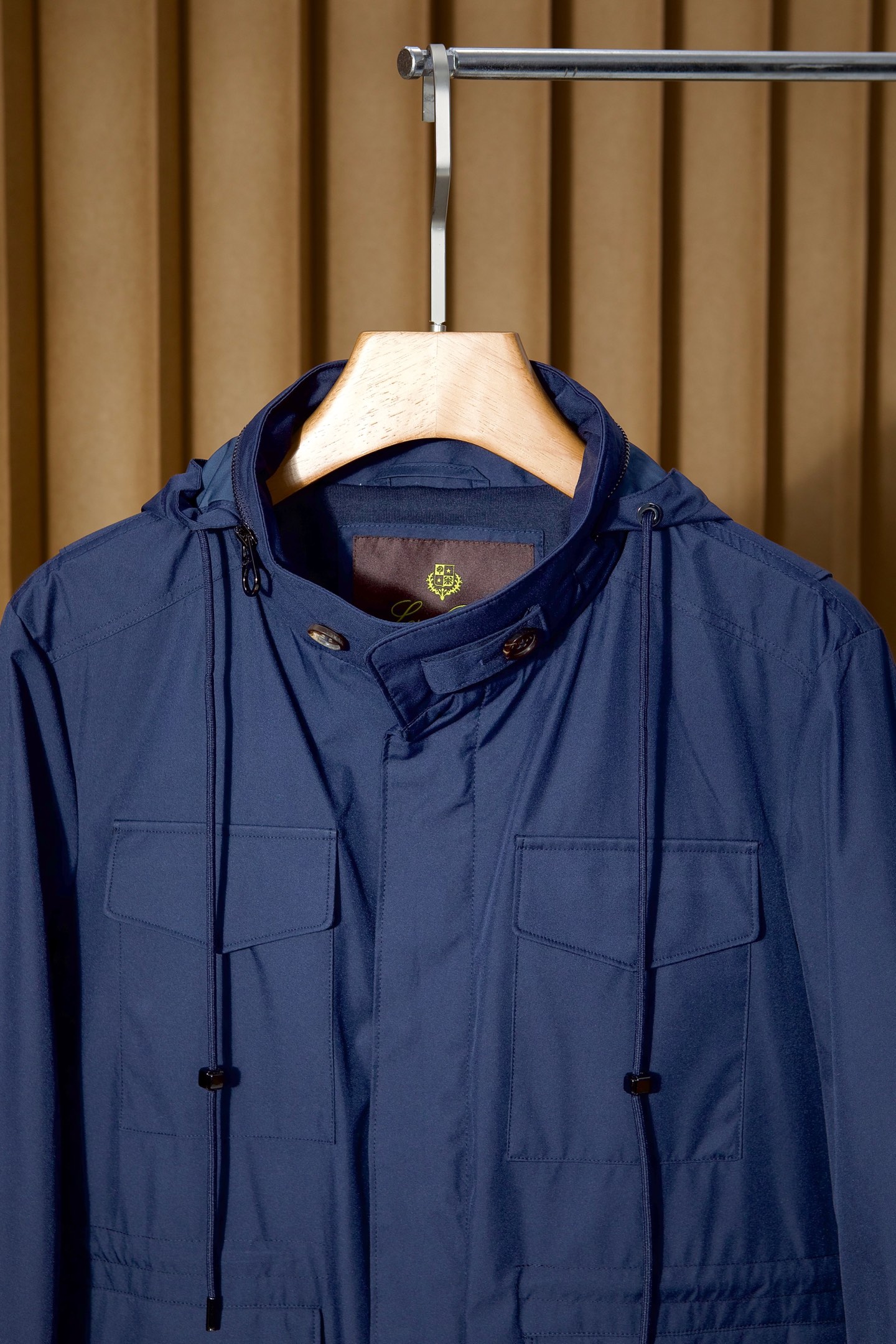 P560 New#
🟥Loro Piana 领先官网发售！该款大衣来自LP家精心设计的春夏最新秀款单品。柔顺光滑的手感，与挺括有型的质感，完美彰显出它不凡的地位与高级奢华感，着穿上身非常的舒适有型！版型上采用经典排扣式直筒裁剪设计，让穿着者的身形更加挺拔修长，展现出不一样的春夏日落登造型风尚！小立领设计 拉链，独家狠货 完美细节对版 高质量男性，夹克界的低调贵族，领子设计隐藏帽子，简约时尚的设计，品牌注重将简约与时尚元素相融合，打造出既符合日常穿着需求又不失个性魅力的衬衫夹克。
防泼水 正面摁扣拉链宽领 领子隐藏长袖摁扣袖口胸口饰有平袋 两个正面盖袋全衬里平直下摆
面料：100%聚酯纤维
里料1：100%羊毛
里料2：100%聚酯纤维
颜色：黑色 蓝色 卡其 绿色
码数：M-3XL（48-56）