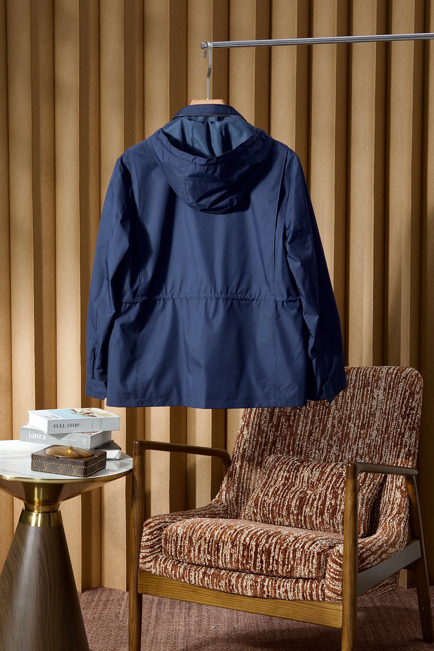 P560 New#
🟥Loro Piana 领先官网发售！该款大衣来自LP家精心设计的春夏最新秀款单品。柔顺光滑的手感，与挺括有型的质感，完美彰显出它不凡的地位与高级奢华感，着穿上身非常的舒适有型！版型上采用经典排扣式直筒裁剪设计，让穿着者的身形更加挺拔修长，展现出不一样的春夏日落登造型风尚！小立领设计 拉链，独家狠货 完美细节对版 高质量男性，夹克界的低调贵族，领子设计隐藏帽子，简约时尚的设计，品牌注重将简约与时尚元素相融合，打造出既符合日常穿着需求又不失个性魅力的衬衫夹克。
防泼水 正面摁扣拉链宽领 领子隐藏长袖摁扣袖口胸口饰有平袋 两个正面盖袋全衬里平直下摆
面料：100%聚酯纤维
里料1：100%羊毛
里料2：100%聚酯纤维
颜色：黑色 蓝色 卡其 绿色
码数：M-3XL（48-56）