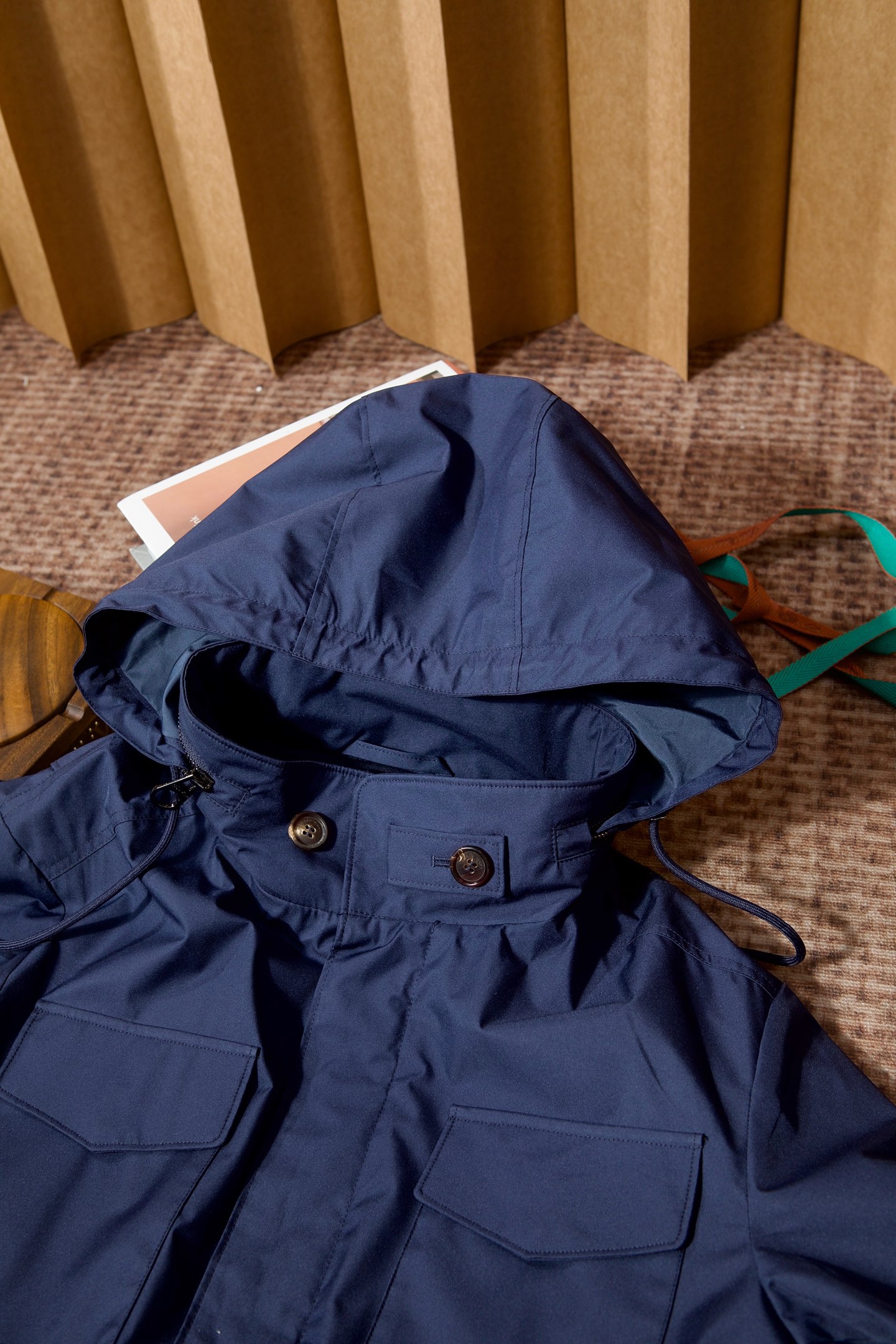 P560 New#
🟥Loro Piana 领先官网发售！该款大衣来自LP家精心设计的春夏最新秀款单品。柔顺光滑的手感，与挺括有型的质感，完美彰显出它不凡的地位与高级奢华感，着穿上身非常的舒适有型！版型上采用经典排扣式直筒裁剪设计，让穿着者的身形更加挺拔修长，展现出不一样的春夏日落登造型风尚！小立领设计 拉链，独家狠货 完美细节对版 高质量男性，夹克界的低调贵族，领子设计隐藏帽子，简约时尚的设计，品牌注重将简约与时尚元素相融合，打造出既符合日常穿着需求又不失个性魅力的衬衫夹克。
防泼水 正面摁扣拉链宽领 领子隐藏长袖摁扣袖口胸口饰有平袋 两个正面盖袋全衬里平直下摆
面料：100%聚酯纤维
里料1：100%羊毛
里料2：100%聚酯纤维
颜色：黑色 蓝色 卡其 绿色
码数：M-3XL（48-56）