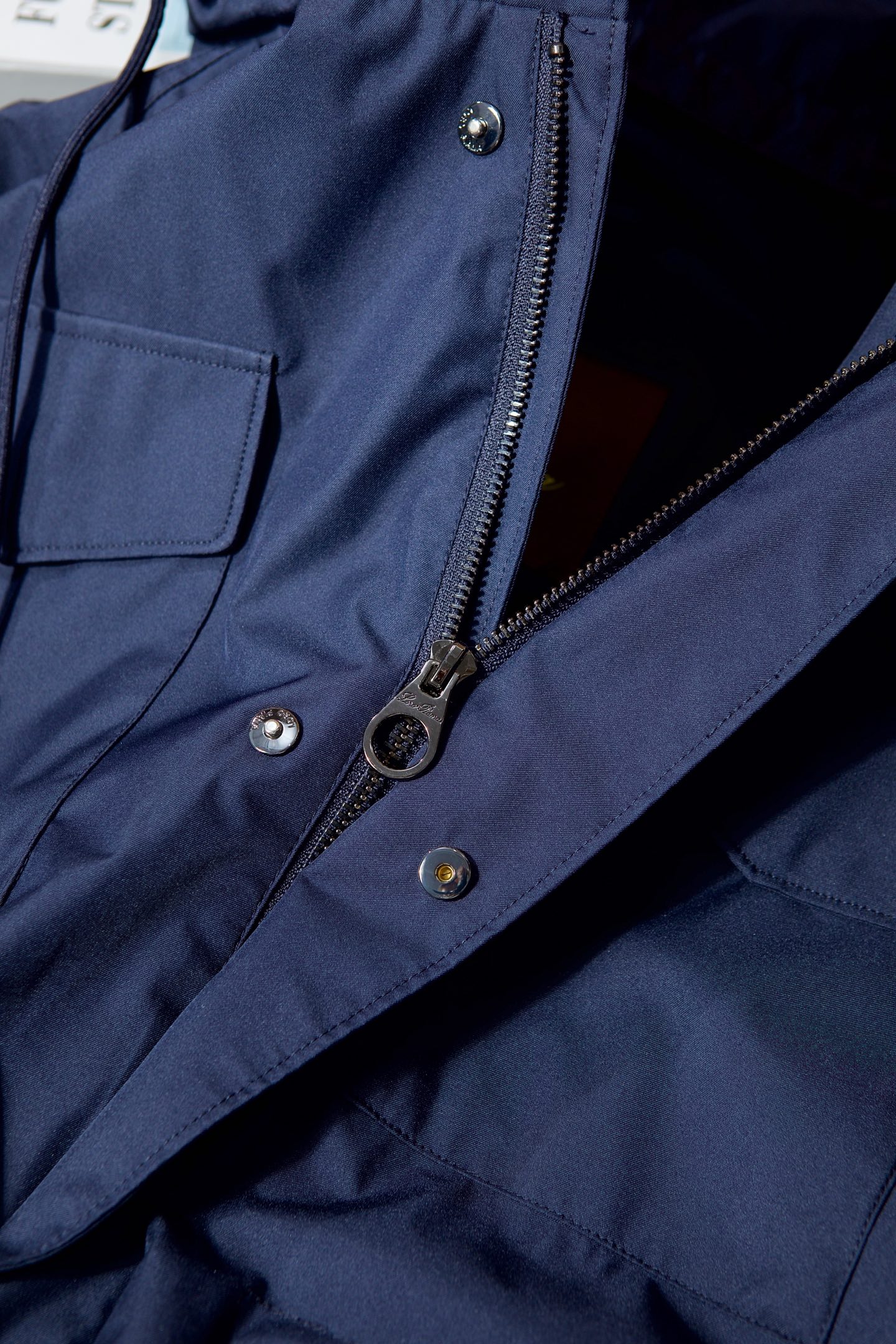 P560 New#
🟥Loro Piana 领先官网发售！该款大衣来自LP家精心设计的春夏最新秀款单品。柔顺光滑的手感，与挺括有型的质感，完美彰显出它不凡的地位与高级奢华感，着穿上身非常的舒适有型！版型上采用经典排扣式直筒裁剪设计，让穿着者的身形更加挺拔修长，展现出不一样的春夏日落登造型风尚！小立领设计 拉链，独家狠货 完美细节对版 高质量男性，夹克界的低调贵族，领子设计隐藏帽子，简约时尚的设计，品牌注重将简约与时尚元素相融合，打造出既符合日常穿着需求又不失个性魅力的衬衫夹克。
防泼水 正面摁扣拉链宽领 领子隐藏长袖摁扣袖口胸口饰有平袋 两个正面盖袋全衬里平直下摆
面料：100%聚酯纤维
里料1：100%羊毛
里料2：100%聚酯纤维
颜色：黑色 蓝色 卡其 绿色
码数：M-3XL（48-56）