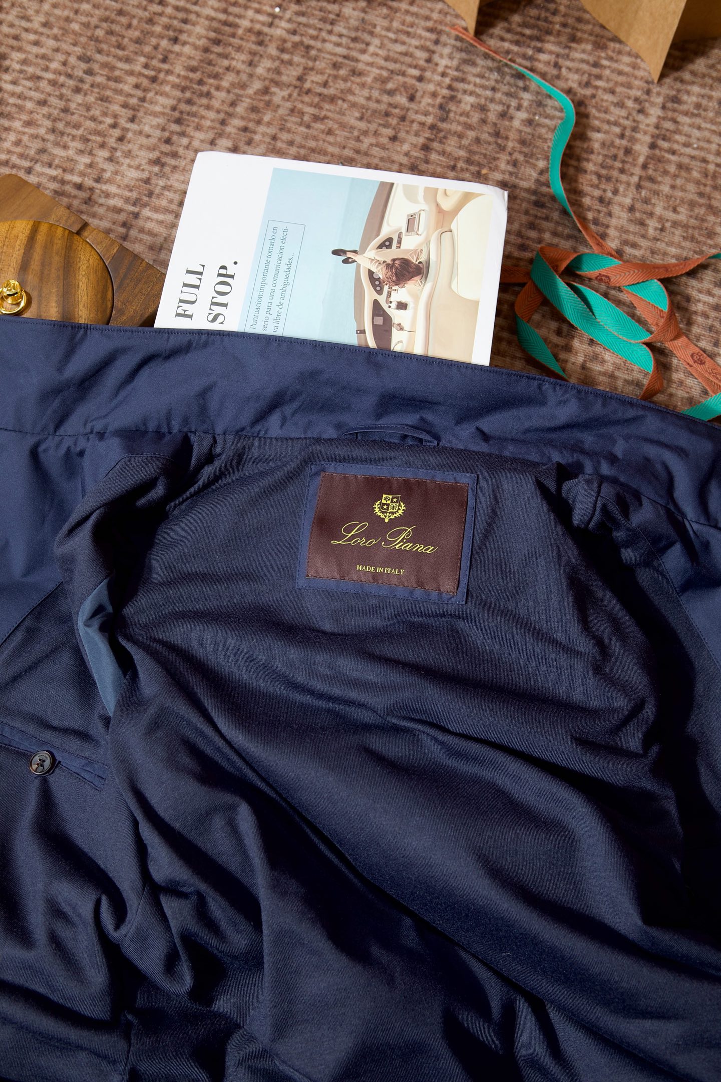 P560 New#
🟥Loro Piana 领先官网发售！该款大衣来自LP家精心设计的春夏最新秀款单品。柔顺光滑的手感，与挺括有型的质感，完美彰显出它不凡的地位与高级奢华感，着穿上身非常的舒适有型！版型上采用经典排扣式直筒裁剪设计，让穿着者的身形更加挺拔修长，展现出不一样的春夏日落登造型风尚！小立领设计 拉链，独家狠货 完美细节对版 高质量男性，夹克界的低调贵族，领子设计隐藏帽子，简约时尚的设计，品牌注重将简约与时尚元素相融合，打造出既符合日常穿着需求又不失个性魅力的衬衫夹克。
防泼水 正面摁扣拉链宽领 领子隐藏长袖摁扣袖口胸口饰有平袋 两个正面盖袋全衬里平直下摆
面料：100%聚酯纤维
里料1：100%羊毛
里料2：100%聚酯纤维
颜色：黑色 蓝色 卡其 绿色
码数：M-3XL（48-56）