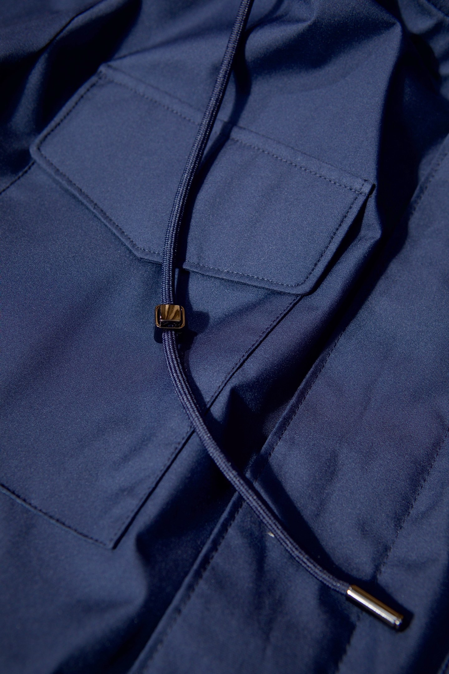 P560 New#
🟥Loro Piana 领先官网发售！该款大衣来自LP家精心设计的春夏最新秀款单品。柔顺光滑的手感，与挺括有型的质感，完美彰显出它不凡的地位与高级奢华感，着穿上身非常的舒适有型！版型上采用经典排扣式直筒裁剪设计，让穿着者的身形更加挺拔修长，展现出不一样的春夏日落登造型风尚！小立领设计 拉链，独家狠货 完美细节对版 高质量男性，夹克界的低调贵族，领子设计隐藏帽子，简约时尚的设计，品牌注重将简约与时尚元素相融合，打造出既符合日常穿着需求又不失个性魅力的衬衫夹克。
防泼水 正面摁扣拉链宽领 领子隐藏长袖摁扣袖口胸口饰有平袋 两个正面盖袋全衬里平直下摆
面料：100%聚酯纤维
里料1：100%羊毛
里料2：100%聚酯纤维
颜色：黑色 蓝色 卡其 绿色
码数：M-3XL（48-56）