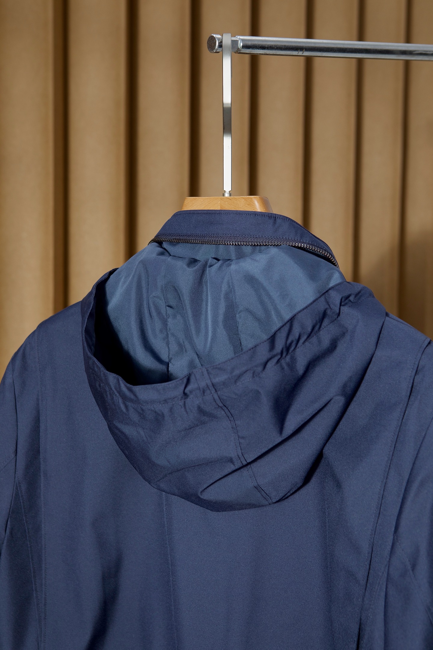 P560 New#
🟥Loro Piana 领先官网发售！该款大衣来自LP家精心设计的春夏最新秀款单品。柔顺光滑的手感，与挺括有型的质感，完美彰显出它不凡的地位与高级奢华感，着穿上身非常的舒适有型！版型上采用经典排扣式直筒裁剪设计，让穿着者的身形更加挺拔修长，展现出不一样的春夏日落登造型风尚！小立领设计 拉链，独家狠货 完美细节对版 高质量男性，夹克界的低调贵族，领子设计隐藏帽子，简约时尚的设计，品牌注重将简约与时尚元素相融合，打造出既符合日常穿着需求又不失个性魅力的衬衫夹克。
防泼水 正面摁扣拉链宽领 领子隐藏长袖摁扣袖口胸口饰有平袋 两个正面盖袋全衬里平直下摆
面料：100%聚酯纤维
里料1：100%羊毛
里料2：100%聚酯纤维
颜色：黑色 蓝色 卡其 绿色
码数：M-3XL（48-56）