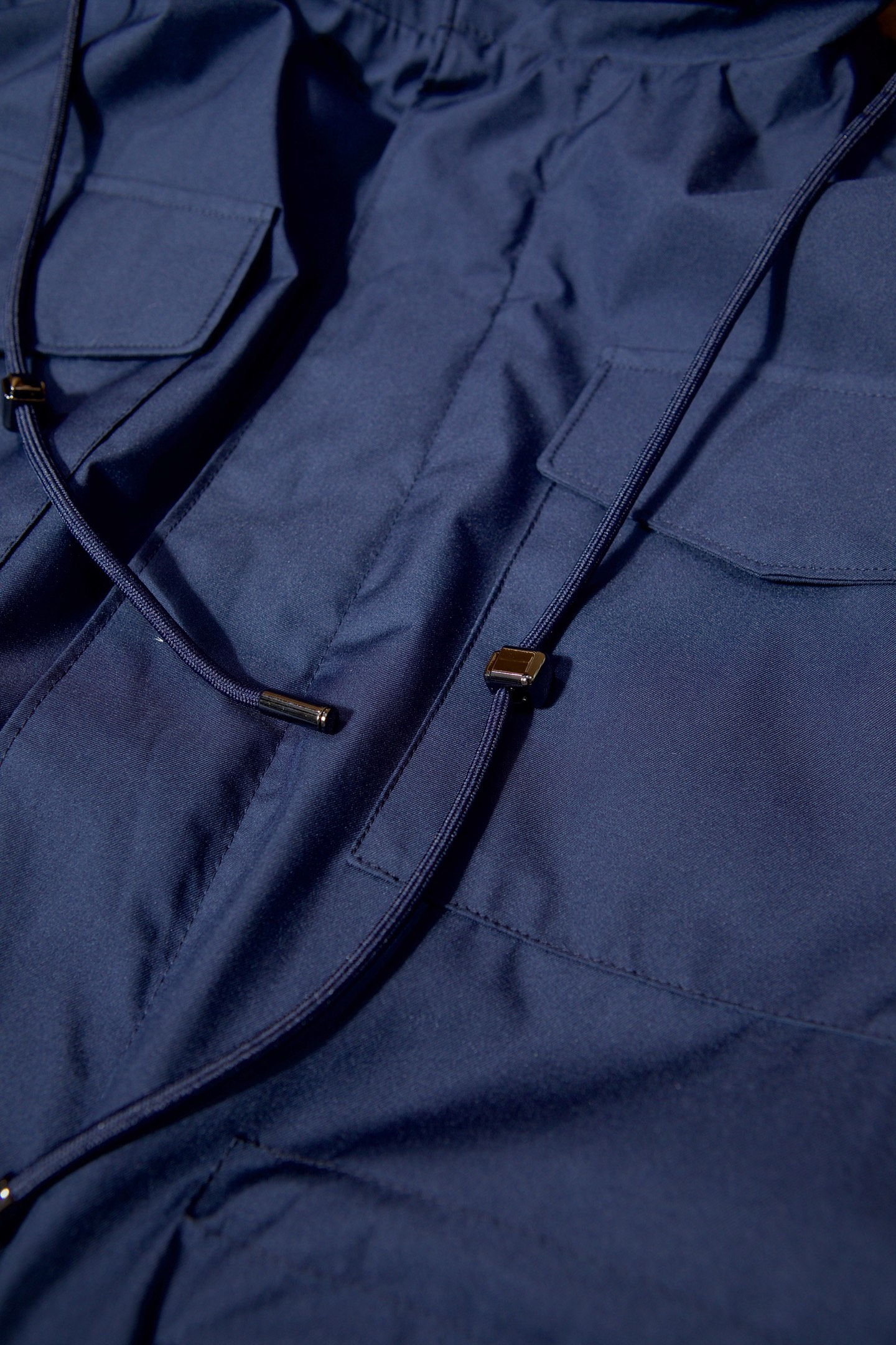 P560 New#
🟥Loro Piana 领先官网发售！该款大衣来自LP家精心设计的春夏最新秀款单品。柔顺光滑的手感，与挺括有型的质感，完美彰显出它不凡的地位与高级奢华感，着穿上身非常的舒适有型！版型上采用经典排扣式直筒裁剪设计，让穿着者的身形更加挺拔修长，展现出不一样的春夏日落登造型风尚！小立领设计 拉链，独家狠货 完美细节对版 高质量男性，夹克界的低调贵族，领子设计隐藏帽子，简约时尚的设计，品牌注重将简约与时尚元素相融合，打造出既符合日常穿着需求又不失个性魅力的衬衫夹克。
防泼水 正面摁扣拉链宽领 领子隐藏长袖摁扣袖口胸口饰有平袋 两个正面盖袋全衬里平直下摆
面料：100%聚酯纤维
里料1：100%羊毛
里料2：100%聚酯纤维
颜色：黑色 蓝色 卡其 绿色
码数：M-3XL（48-56）