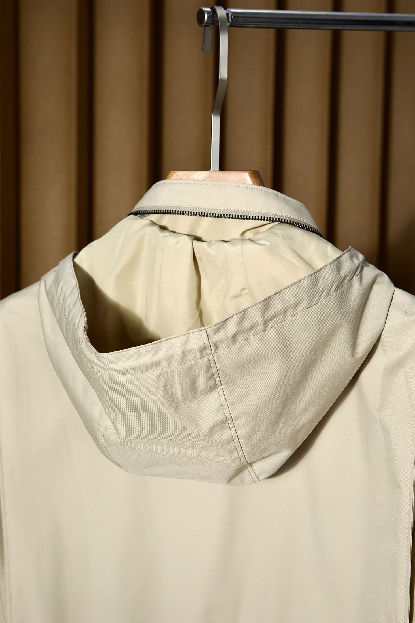 P560 New#
🟥Loro Piana 领先官网发售！该款大衣来自LP家精心设计的春夏最新秀款单品。柔顺光滑的手感，与挺括有型的质感，完美彰显出它不凡的地位与高级奢华感，着穿上身非常的舒适有型！版型上采用经典排扣式直筒裁剪设计，让穿着者的身形更加挺拔修长，展现出不一样的春夏日落登造型风尚！小立领设计 拉链，独家狠货 完美细节对版 高质量男性，夹克界的低调贵族，领子设计隐藏帽子，简约时尚的设计，品牌注重将简约与时尚元素相融合，打造出既符合日常穿着需求又不失个性魅力的衬衫夹克。
防泼水 正面摁扣拉链宽领 领子隐藏长袖摁扣袖口胸口饰有平袋 两个正面盖袋全衬里平直下摆
面料：100%聚酯纤维
里料1：100%羊毛
里料2：100%聚酯纤维
颜色：黑色 蓝色 卡其 绿色
码数：M-3XL（48-56）