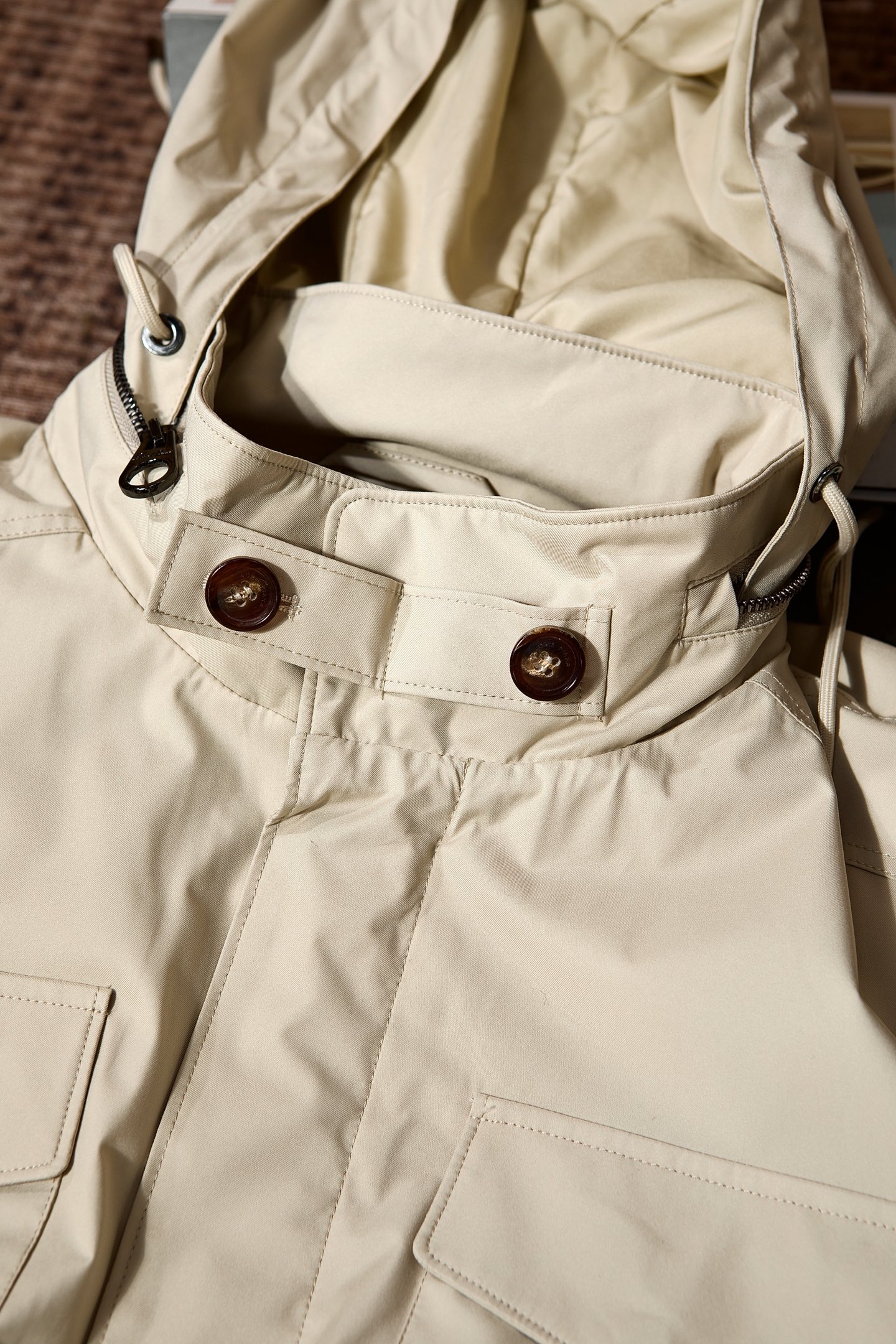 P560 New#
🟥Loro Piana 领先官网发售！该款大衣来自LP家精心设计的春夏最新秀款单品。柔顺光滑的手感，与挺括有型的质感，完美彰显出它不凡的地位与高级奢华感，着穿上身非常的舒适有型！版型上采用经典排扣式直筒裁剪设计，让穿着者的身形更加挺拔修长，展现出不一样的春夏日落登造型风尚！小立领设计 拉链，独家狠货 完美细节对版 高质量男性，夹克界的低调贵族，领子设计隐藏帽子，简约时尚的设计，品牌注重将简约与时尚元素相融合，打造出既符合日常穿着需求又不失个性魅力的衬衫夹克。
防泼水 正面摁扣拉链宽领 领子隐藏长袖摁扣袖口胸口饰有平袋 两个正面盖袋全衬里平直下摆
面料：100%聚酯纤维
里料1：100%羊毛
里料2：100%聚酯纤维
颜色：黑色 蓝色 卡其 绿色
码数：M-3XL（48-56）