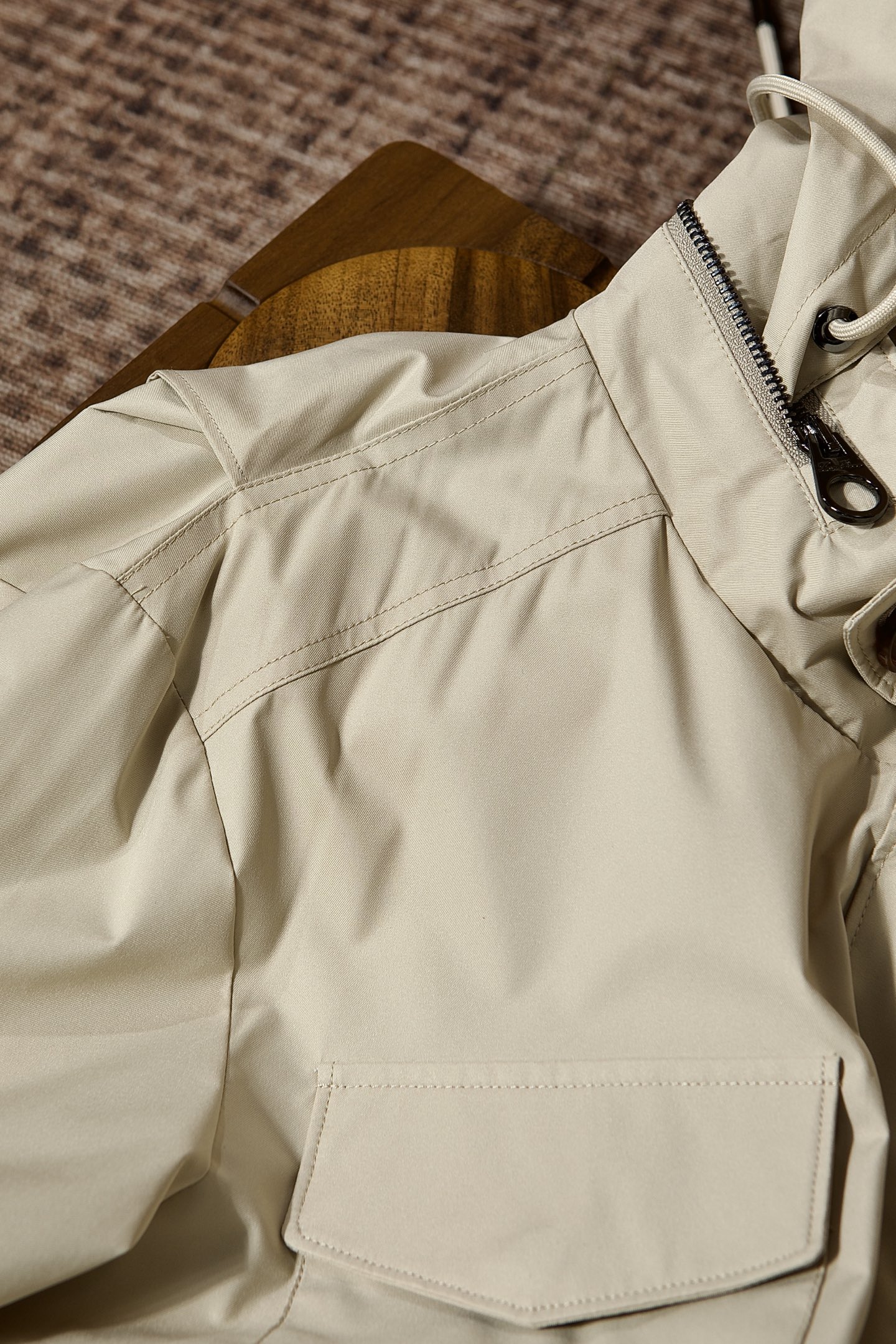 P560 New#
🟥Loro Piana 领先官网发售！该款大衣来自LP家精心设计的春夏最新秀款单品。柔顺光滑的手感，与挺括有型的质感，完美彰显出它不凡的地位与高级奢华感，着穿上身非常的舒适有型！版型上采用经典排扣式直筒裁剪设计，让穿着者的身形更加挺拔修长，展现出不一样的春夏日落登造型风尚！小立领设计 拉链，独家狠货 完美细节对版 高质量男性，夹克界的低调贵族，领子设计隐藏帽子，简约时尚的设计，品牌注重将简约与时尚元素相融合，打造出既符合日常穿着需求又不失个性魅力的衬衫夹克。
防泼水 正面摁扣拉链宽领 领子隐藏长袖摁扣袖口胸口饰有平袋 两个正面盖袋全衬里平直下摆
面料：100%聚酯纤维
里料1：100%羊毛
里料2：100%聚酯纤维
颜色：黑色 蓝色 卡其 绿色
码数：M-3XL（48-56）