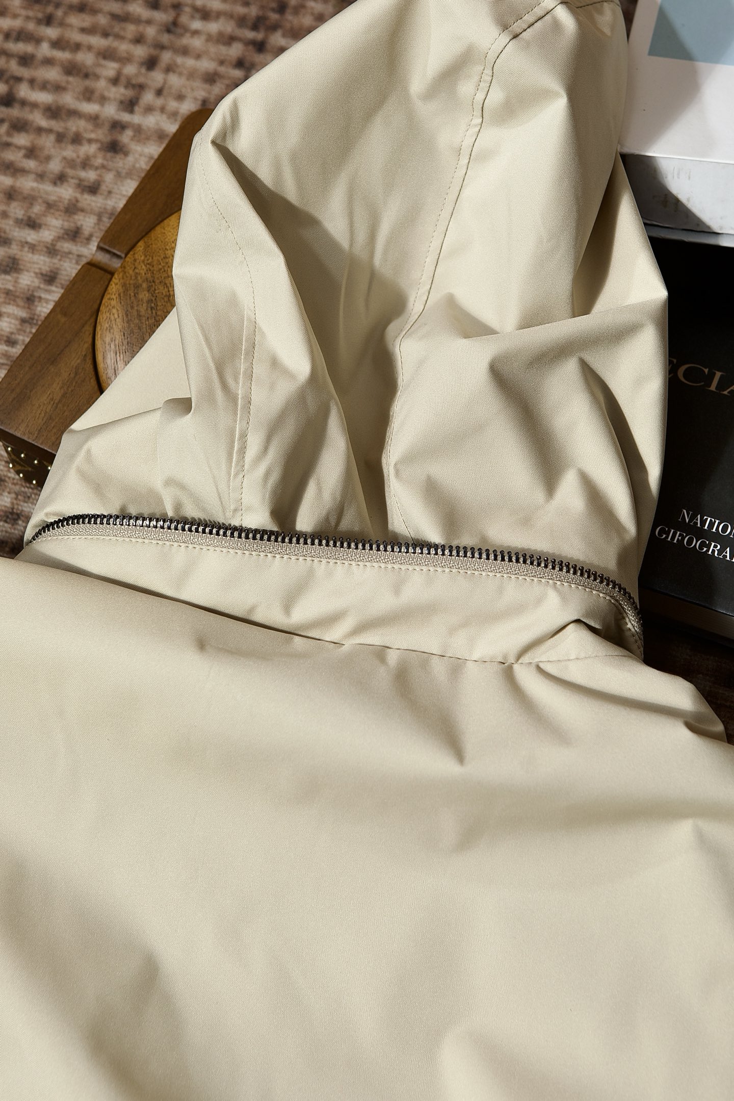 P560 New#
🟥Loro Piana 领先官网发售！该款大衣来自LP家精心设计的春夏最新秀款单品。柔顺光滑的手感，与挺括有型的质感，完美彰显出它不凡的地位与高级奢华感，着穿上身非常的舒适有型！版型上采用经典排扣式直筒裁剪设计，让穿着者的身形更加挺拔修长，展现出不一样的春夏日落登造型风尚！小立领设计 拉链，独家狠货 完美细节对版 高质量男性，夹克界的低调贵族，领子设计隐藏帽子，简约时尚的设计，品牌注重将简约与时尚元素相融合，打造出既符合日常穿着需求又不失个性魅力的衬衫夹克。
防泼水 正面摁扣拉链宽领 领子隐藏长袖摁扣袖口胸口饰有平袋 两个正面盖袋全衬里平直下摆
面料：100%聚酯纤维
里料1：100%羊毛
里料2：100%聚酯纤维
颜色：黑色 蓝色 卡其 绿色
码数：M-3XL（48-56）