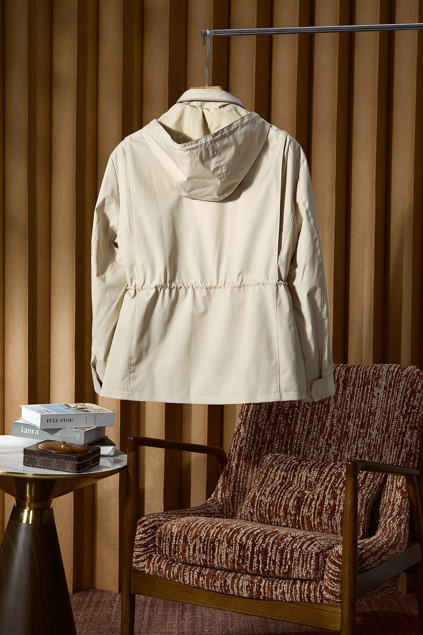 P560 New#
🟥Loro Piana 领先官网发售！该款大衣来自LP家精心设计的春夏最新秀款单品。柔顺光滑的手感，与挺括有型的质感，完美彰显出它不凡的地位与高级奢华感，着穿上身非常的舒适有型！版型上采用经典排扣式直筒裁剪设计，让穿着者的身形更加挺拔修长，展现出不一样的春夏日落登造型风尚！小立领设计 拉链，独家狠货 完美细节对版 高质量男性，夹克界的低调贵族，领子设计隐藏帽子，简约时尚的设计，品牌注重将简约与时尚元素相融合，打造出既符合日常穿着需求又不失个性魅力的衬衫夹克。
防泼水 正面摁扣拉链宽领 领子隐藏长袖摁扣袖口胸口饰有平袋 两个正面盖袋全衬里平直下摆
面料：100%聚酯纤维
里料1：100%羊毛
里料2：100%聚酯纤维
颜色：黑色 蓝色 卡其 绿色
码数：M-3XL（48-56）