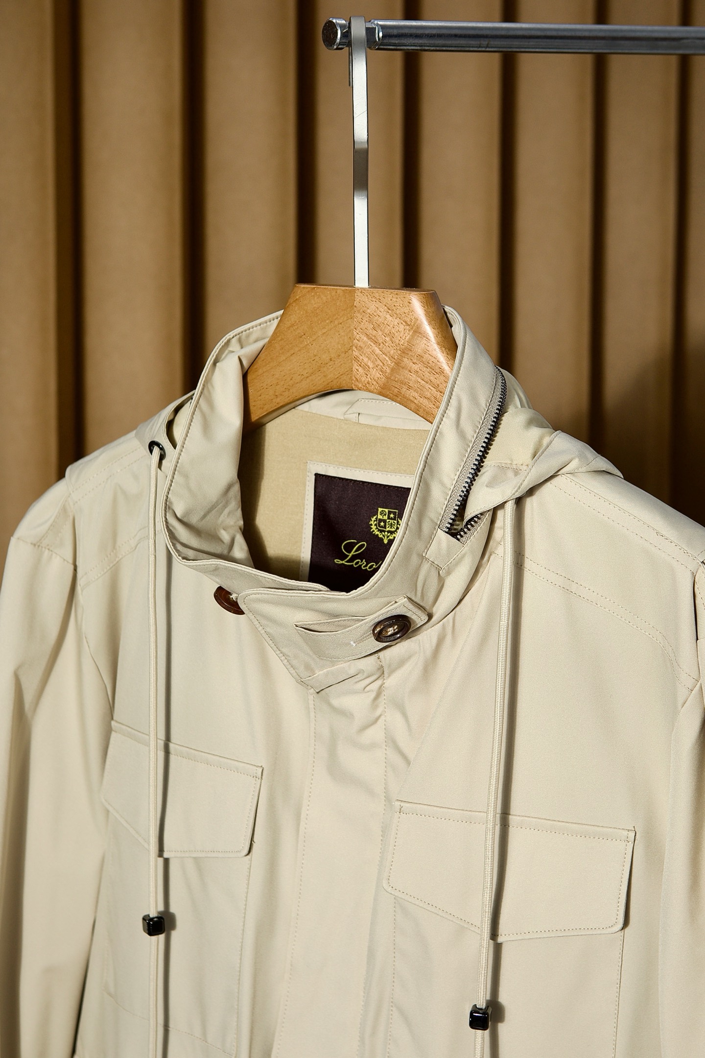 P560 New#
🟥Loro Piana 领先官网发售！该款大衣来自LP家精心设计的春夏最新秀款单品。柔顺光滑的手感，与挺括有型的质感，完美彰显出它不凡的地位与高级奢华感，着穿上身非常的舒适有型！版型上采用经典排扣式直筒裁剪设计，让穿着者的身形更加挺拔修长，展现出不一样的春夏日落登造型风尚！小立领设计 拉链，独家狠货 完美细节对版 高质量男性，夹克界的低调贵族，领子设计隐藏帽子，简约时尚的设计，品牌注重将简约与时尚元素相融合，打造出既符合日常穿着需求又不失个性魅力的衬衫夹克。
防泼水 正面摁扣拉链宽领 领子隐藏长袖摁扣袖口胸口饰有平袋 两个正面盖袋全衬里平直下摆
面料：100%聚酯纤维
里料1：100%羊毛
里料2：100%聚酯纤维
颜色：黑色 蓝色 卡其 绿色
码数：M-3XL（48-56）