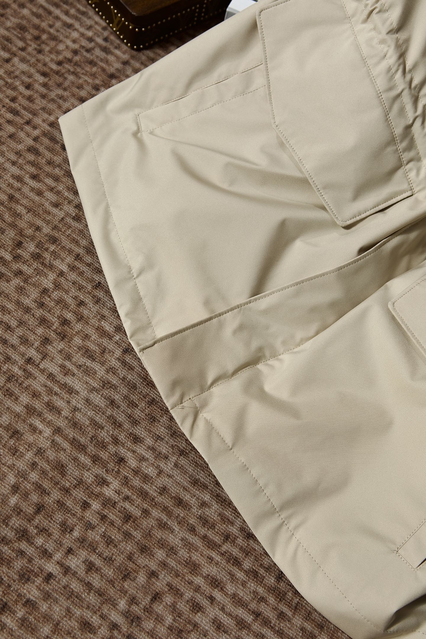 P560 New#
🟥Loro Piana 领先官网发售！该款大衣来自LP家精心设计的春夏最新秀款单品。柔顺光滑的手感，与挺括有型的质感，完美彰显出它不凡的地位与高级奢华感，着穿上身非常的舒适有型！版型上采用经典排扣式直筒裁剪设计，让穿着者的身形更加挺拔修长，展现出不一样的春夏日落登造型风尚！小立领设计 拉链，独家狠货 完美细节对版 高质量男性，夹克界的低调贵族，领子设计隐藏帽子，简约时尚的设计，品牌注重将简约与时尚元素相融合，打造出既符合日常穿着需求又不失个性魅力的衬衫夹克。
防泼水 正面摁扣拉链宽领 领子隐藏长袖摁扣袖口胸口饰有平袋 两个正面盖袋全衬里平直下摆
面料：100%聚酯纤维
里料1：100%羊毛
里料2：100%聚酯纤维
颜色：黑色 蓝色 卡其 绿色
码数：M-3XL（48-56）