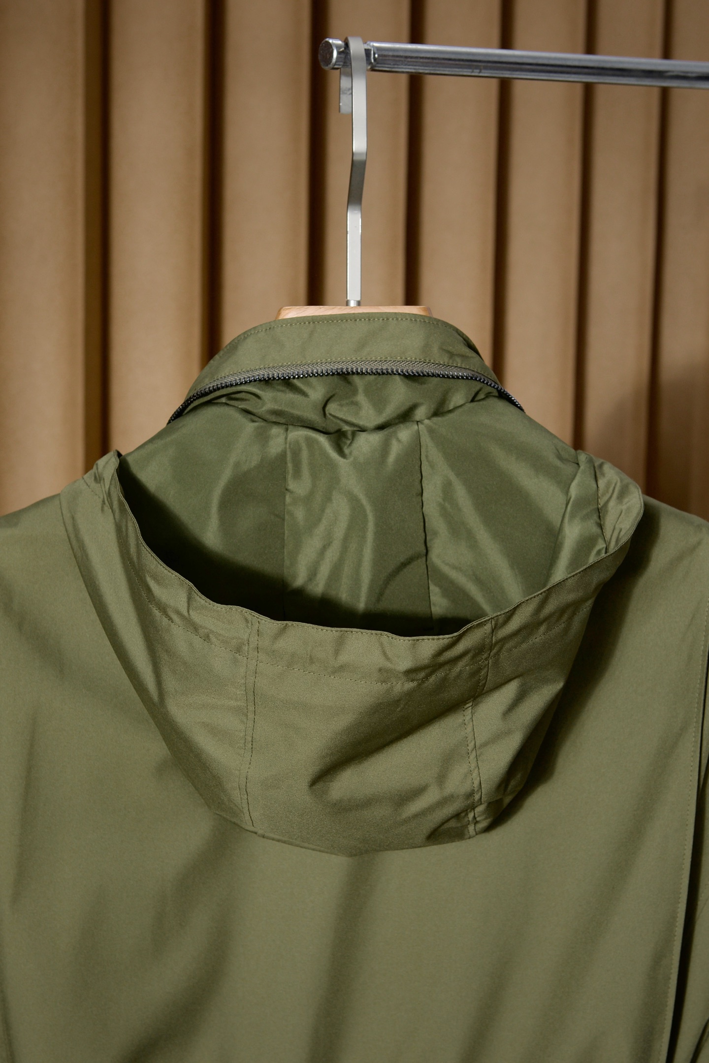 P560 New#
🟥Loro Piana 领先官网发售！该款大衣来自LP家精心设计的春夏最新秀款单品。柔顺光滑的手感，与挺括有型的质感，完美彰显出它不凡的地位与高级奢华感，着穿上身非常的舒适有型！版型上采用经典排扣式直筒裁剪设计，让穿着者的身形更加挺拔修长，展现出不一样的春夏日落登造型风尚！小立领设计 拉链，独家狠货 完美细节对版 高质量男性，夹克界的低调贵族，领子设计隐藏帽子，简约时尚的设计，品牌注重将简约与时尚元素相融合，打造出既符合日常穿着需求又不失个性魅力的衬衫夹克。
防泼水 正面摁扣拉链宽领 领子隐藏长袖摁扣袖口胸口饰有平袋 两个正面盖袋全衬里平直下摆
面料：100%聚酯纤维
里料1：100%羊毛
里料2：100%聚酯纤维
颜色：黑色 蓝色 卡其 绿色
码数：48-56（M-3XL）