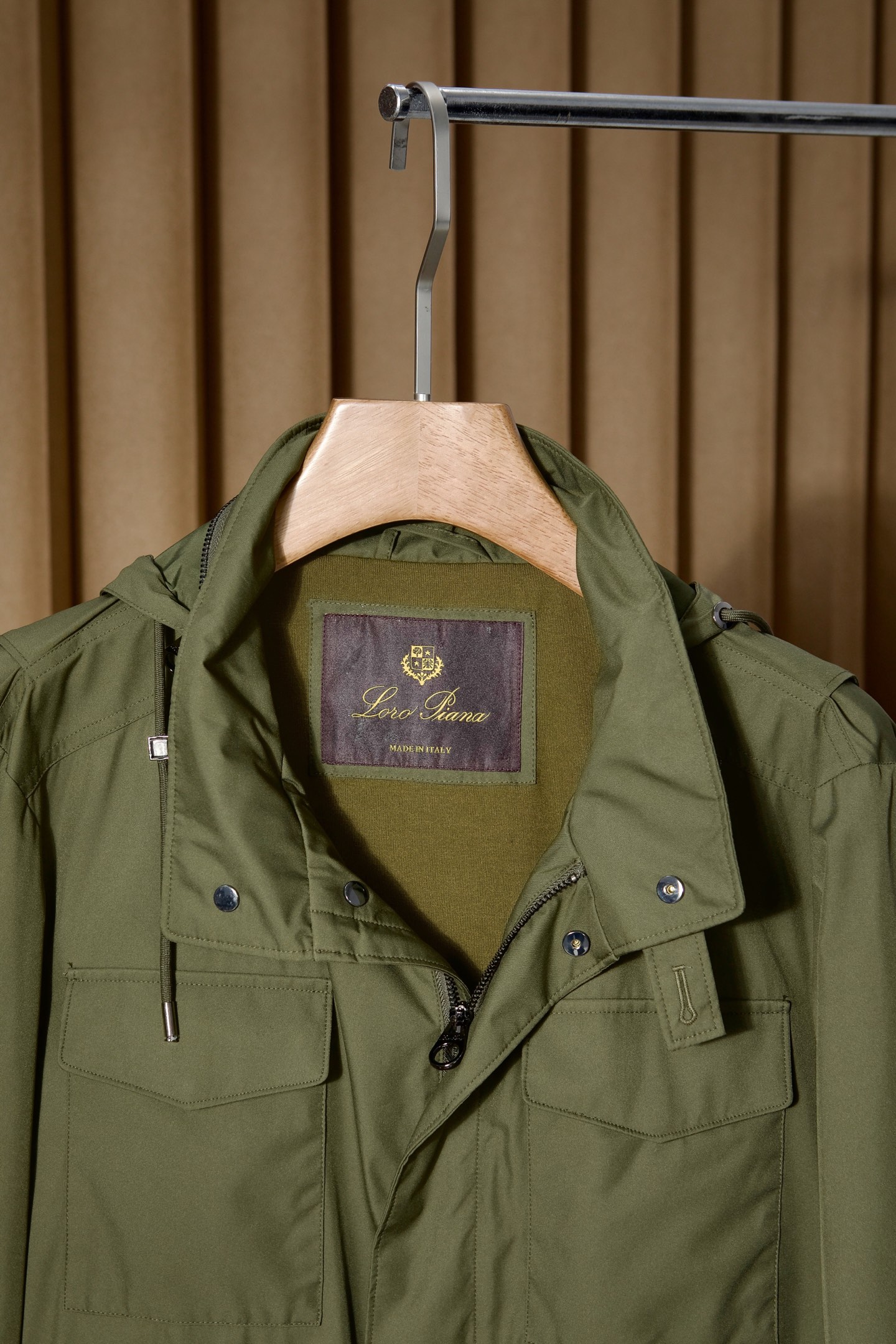 P560 New#
🟥Loro Piana 领先官网发售！该款大衣来自LP家精心设计的春夏最新秀款单品。柔顺光滑的手感，与挺括有型的质感，完美彰显出它不凡的地位与高级奢华感，着穿上身非常的舒适有型！版型上采用经典排扣式直筒裁剪设计，让穿着者的身形更加挺拔修长，展现出不一样的春夏日落登造型风尚！小立领设计 拉链，独家狠货 完美细节对版 高质量男性，夹克界的低调贵族，领子设计隐藏帽子，简约时尚的设计，品牌注重将简约与时尚元素相融合，打造出既符合日常穿着需求又不失个性魅力的衬衫夹克。
防泼水 正面摁扣拉链宽领 领子隐藏长袖摁扣袖口胸口饰有平袋 两个正面盖袋全衬里平直下摆
面料：100%聚酯纤维
里料1：100%羊毛
里料2：100%聚酯纤维
颜色：黑色 蓝色 卡其 绿色
码数：48-56（M-3XL）