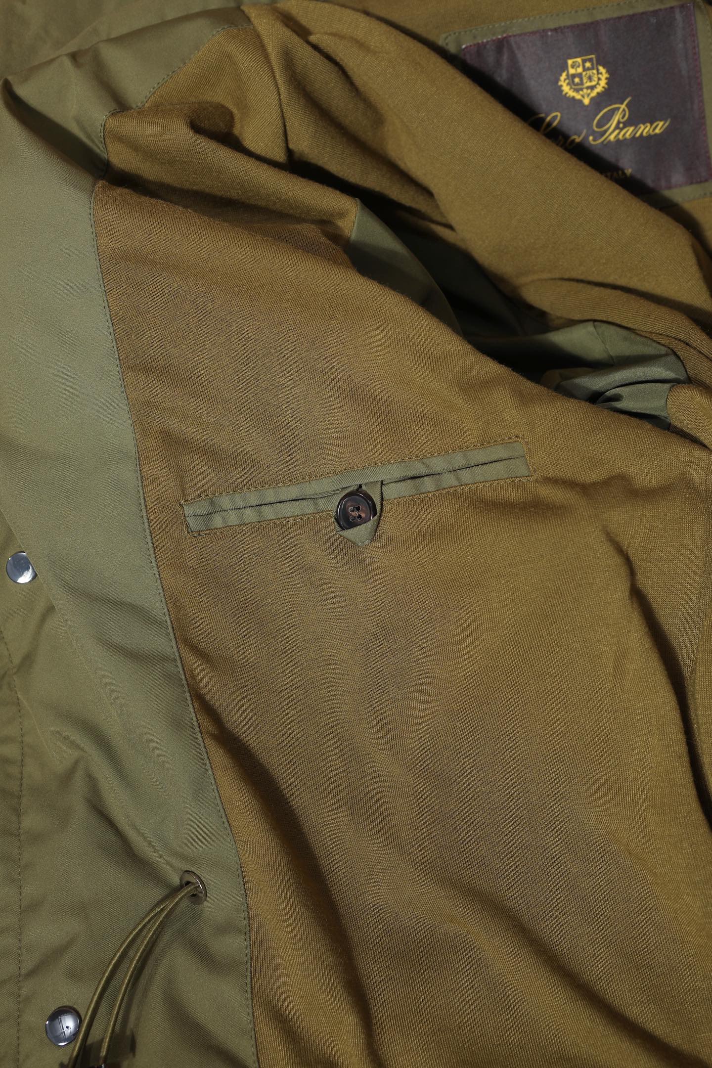 P560 New#
🟥Loro Piana 领先官网发售！该款大衣来自LP家精心设计的春夏最新秀款单品。柔顺光滑的手感，与挺括有型的质感，完美彰显出它不凡的地位与高级奢华感，着穿上身非常的舒适有型！版型上采用经典排扣式直筒裁剪设计，让穿着者的身形更加挺拔修长，展现出不一样的春夏日落登造型风尚！小立领设计 拉链，独家狠货 完美细节对版 高质量男性，夹克界的低调贵族，领子设计隐藏帽子，简约时尚的设计，品牌注重将简约与时尚元素相融合，打造出既符合日常穿着需求又不失个性魅力的衬衫夹克。
防泼水 正面摁扣拉链宽领 领子隐藏长袖摁扣袖口胸口饰有平袋 两个正面盖袋全衬里平直下摆
面料：100%聚酯纤维
里料1：100%羊毛
里料2：100%聚酯纤维
颜色：黑色 蓝色 卡其 绿色
码数：48-56（M-3XL）