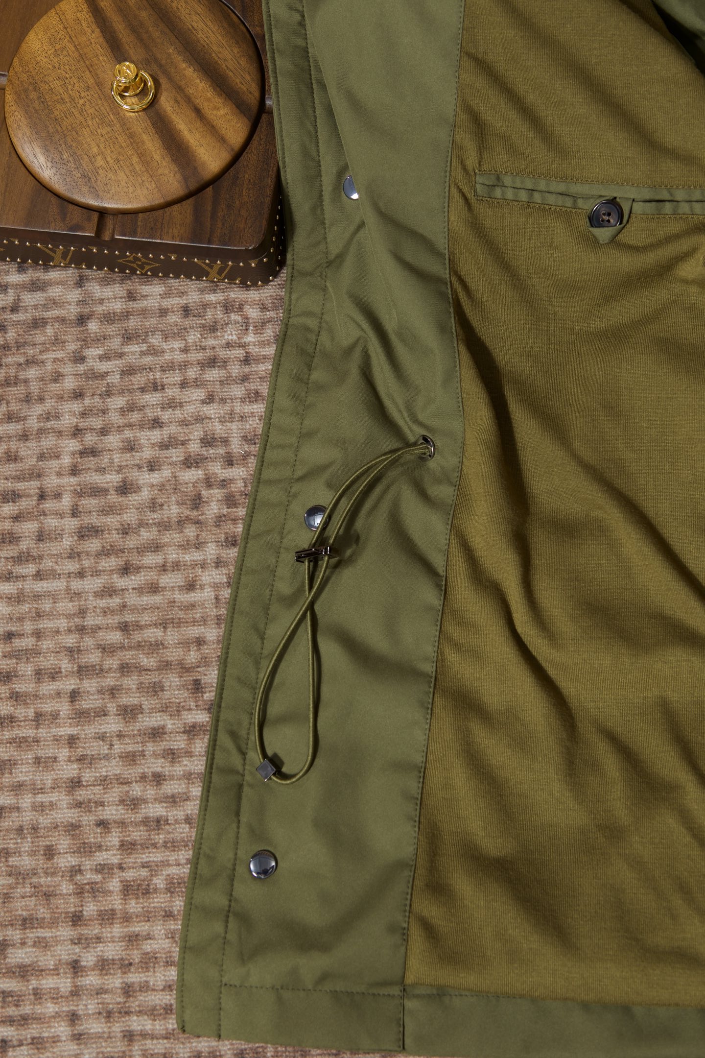 P560 New#
🟥Loro Piana 领先官网发售！该款大衣来自LP家精心设计的春夏最新秀款单品。柔顺光滑的手感，与挺括有型的质感，完美彰显出它不凡的地位与高级奢华感，着穿上身非常的舒适有型！版型上采用经典排扣式直筒裁剪设计，让穿着者的身形更加挺拔修长，展现出不一样的春夏日落登造型风尚！小立领设计 拉链，独家狠货 完美细节对版 高质量男性，夹克界的低调贵族，领子设计隐藏帽子，简约时尚的设计，品牌注重将简约与时尚元素相融合，打造出既符合日常穿着需求又不失个性魅力的衬衫夹克。
防泼水 正面摁扣拉链宽领 领子隐藏长袖摁扣袖口胸口饰有平袋 两个正面盖袋全衬里平直下摆
面料：100%聚酯纤维
里料1：100%羊毛
里料2：100%聚酯纤维
颜色：黑色 蓝色 卡其 绿色
码数：48-56（M-3XL）