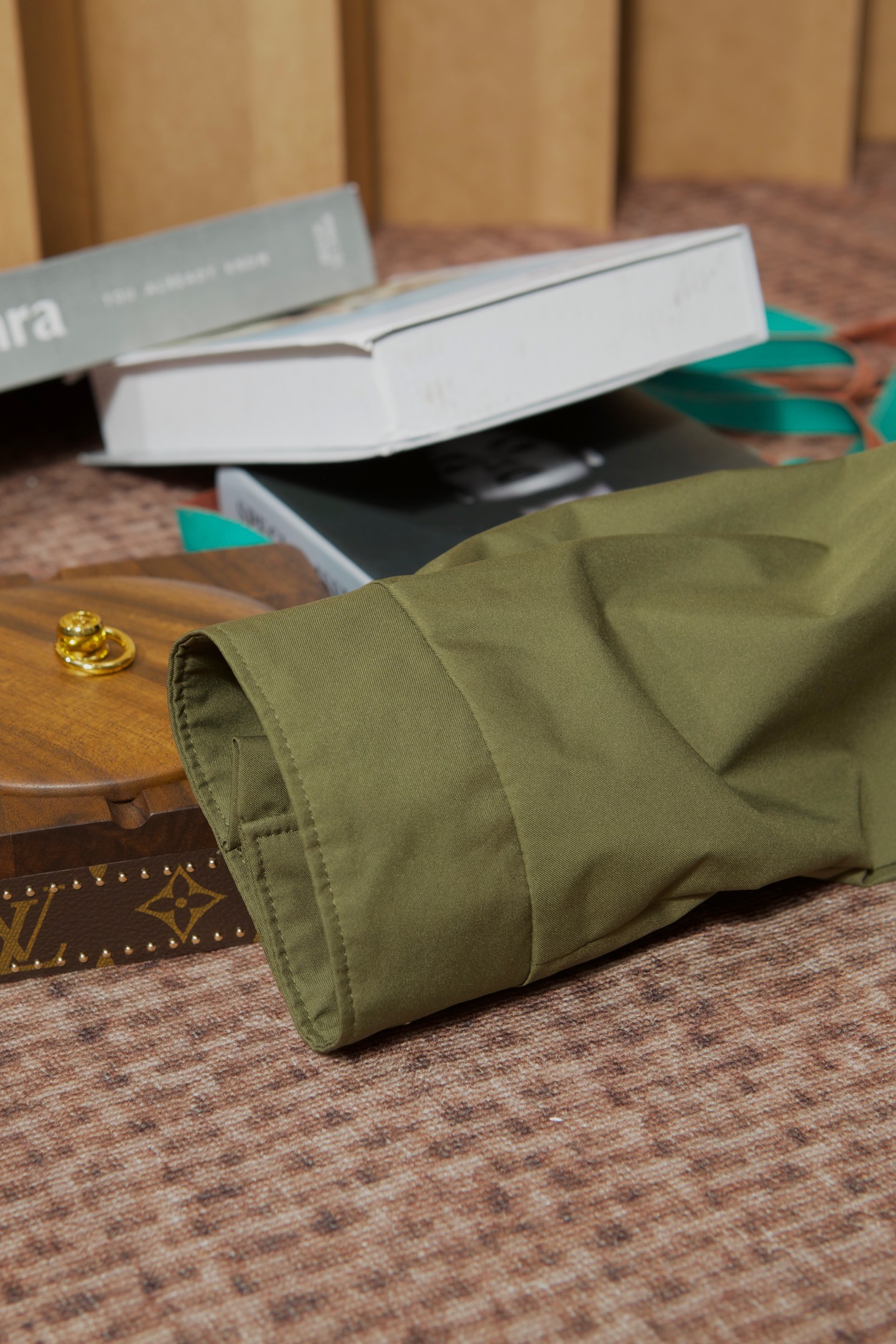 P560 New#
🟥Loro Piana 领先官网发售！该款大衣来自LP家精心设计的春夏最新秀款单品。柔顺光滑的手感，与挺括有型的质感，完美彰显出它不凡的地位与高级奢华感，着穿上身非常的舒适有型！版型上采用经典排扣式直筒裁剪设计，让穿着者的身形更加挺拔修长，展现出不一样的春夏日落登造型风尚！小立领设计 拉链，独家狠货 完美细节对版 高质量男性，夹克界的低调贵族，领子设计隐藏帽子，简约时尚的设计，品牌注重将简约与时尚元素相融合，打造出既符合日常穿着需求又不失个性魅力的衬衫夹克。
防泼水 正面摁扣拉链宽领 领子隐藏长袖摁扣袖口胸口饰有平袋 两个正面盖袋全衬里平直下摆
面料：100%聚酯纤维
里料1：100%羊毛
里料2：100%聚酯纤维
颜色：黑色 蓝色 卡其 绿色
码数：48-56（M-3XL）