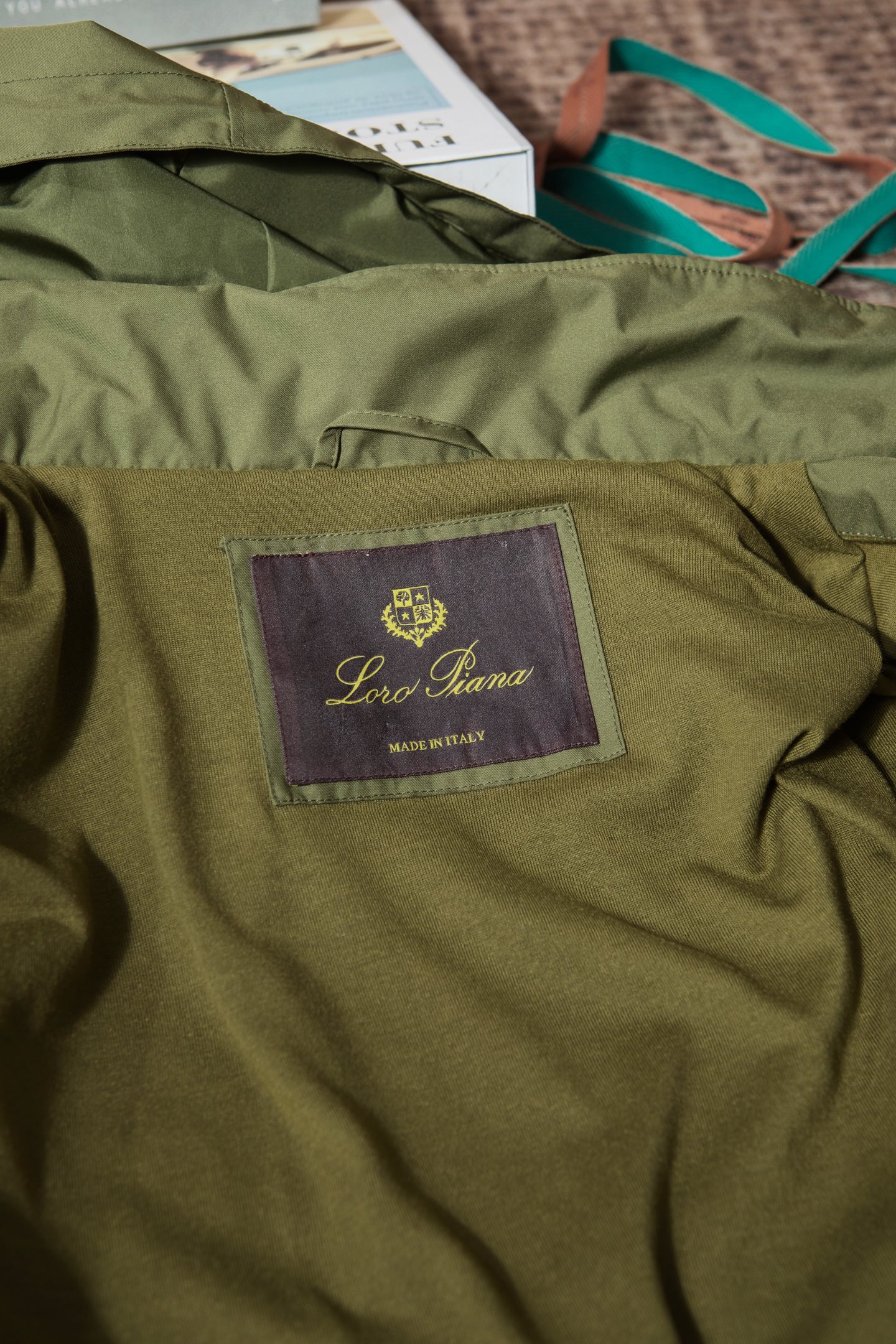 P560 New#
🟥Loro Piana 领先官网发售！该款大衣来自LP家精心设计的春夏最新秀款单品。柔顺光滑的手感，与挺括有型的质感，完美彰显出它不凡的地位与高级奢华感，着穿上身非常的舒适有型！版型上采用经典排扣式直筒裁剪设计，让穿着者的身形更加挺拔修长，展现出不一样的春夏日落登造型风尚！小立领设计 拉链，独家狠货 完美细节对版 高质量男性，夹克界的低调贵族，领子设计隐藏帽子，简约时尚的设计，品牌注重将简约与时尚元素相融合，打造出既符合日常穿着需求又不失个性魅力的衬衫夹克。
防泼水 正面摁扣拉链宽领 领子隐藏长袖摁扣袖口胸口饰有平袋 两个正面盖袋全衬里平直下摆
面料：100%聚酯纤维
里料1：100%羊毛
里料2：100%聚酯纤维
颜色：黑色 蓝色 卡其 绿色
码数：48-56（M-3XL）